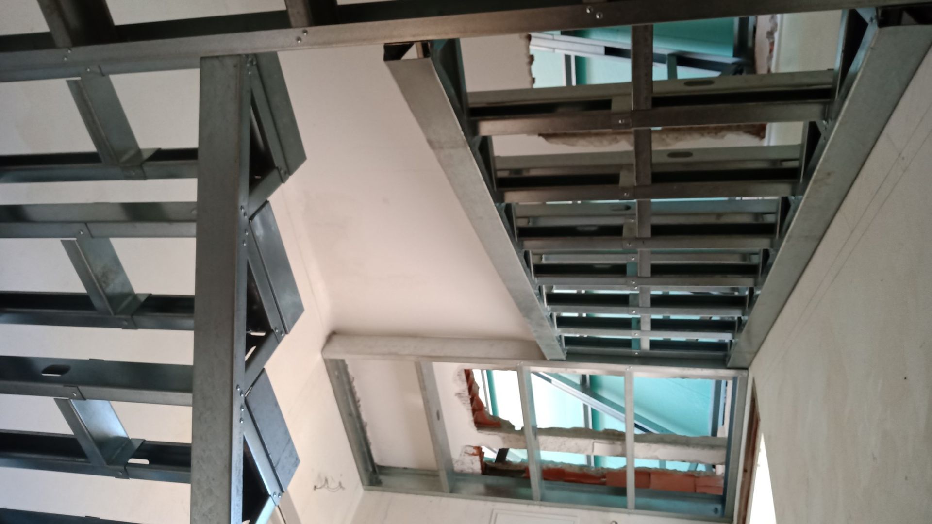 Estrutura de aço para teto e paredes durante a construção.