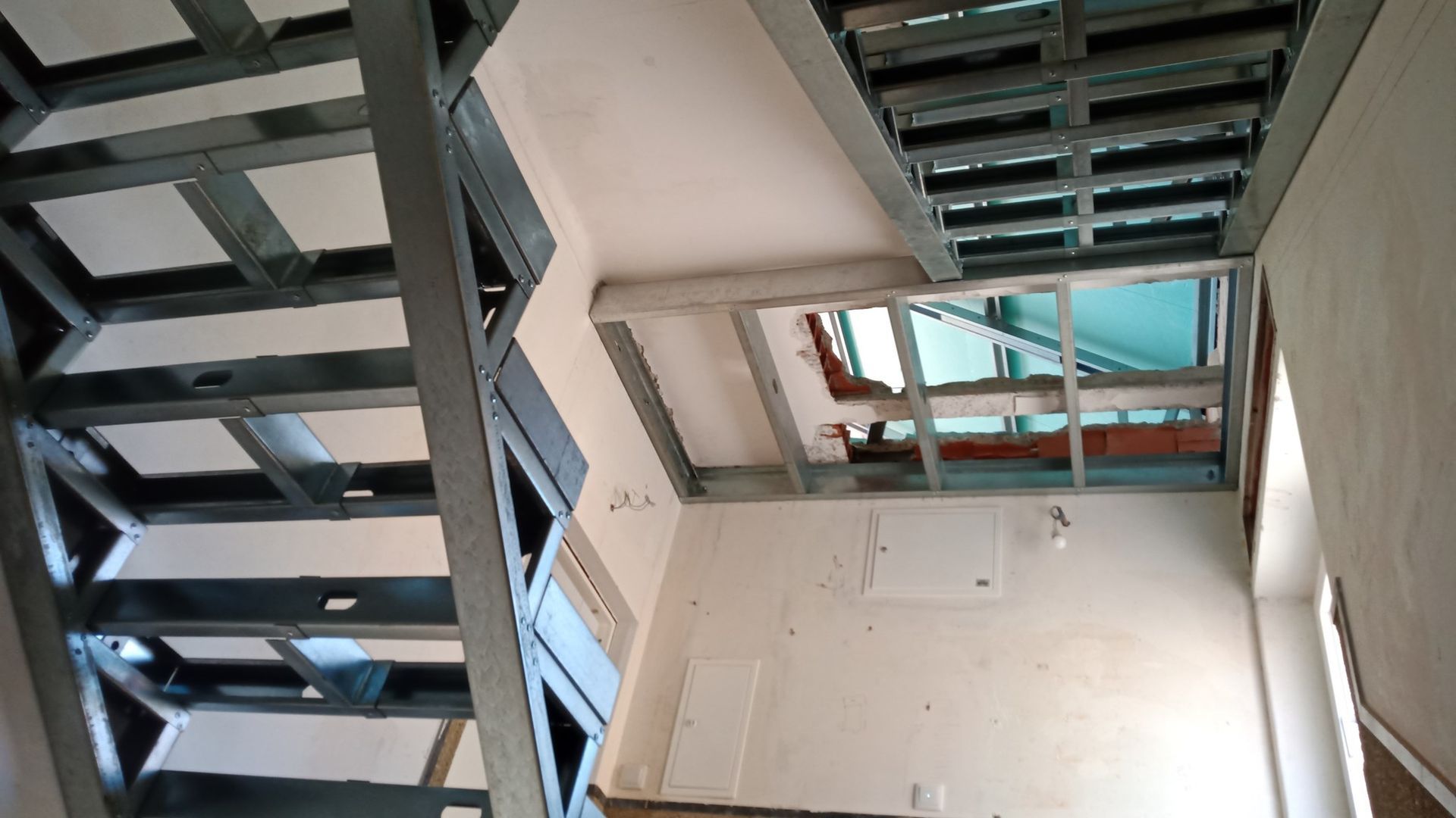 Estrutura metálica da escada e do teto durante a construção.