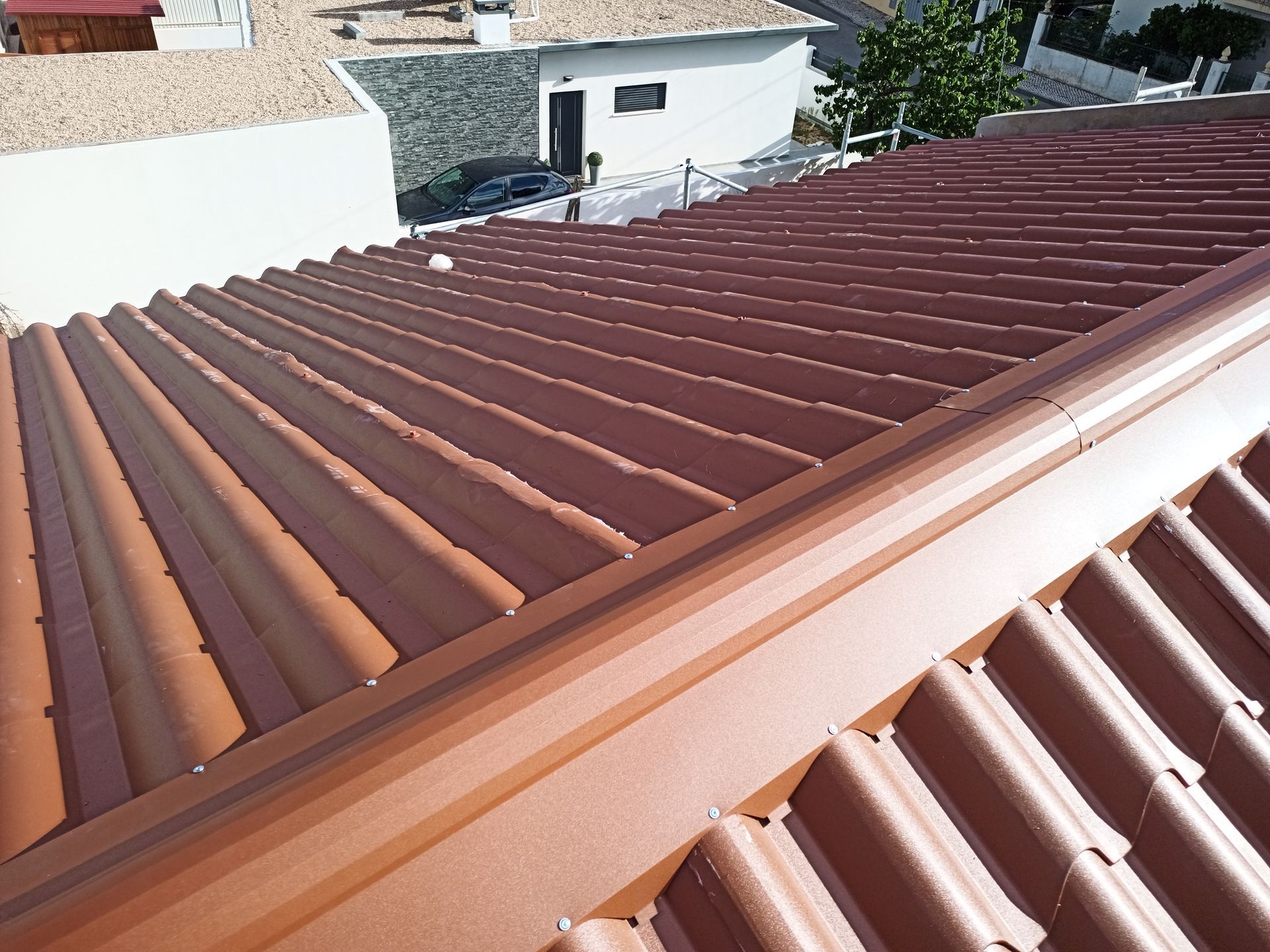 Telhado de telhas marrons em um edifício, vista em ângulo com calha.
