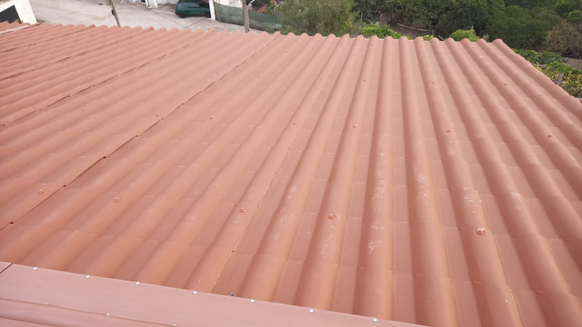 Telhado de zinco vermelho.