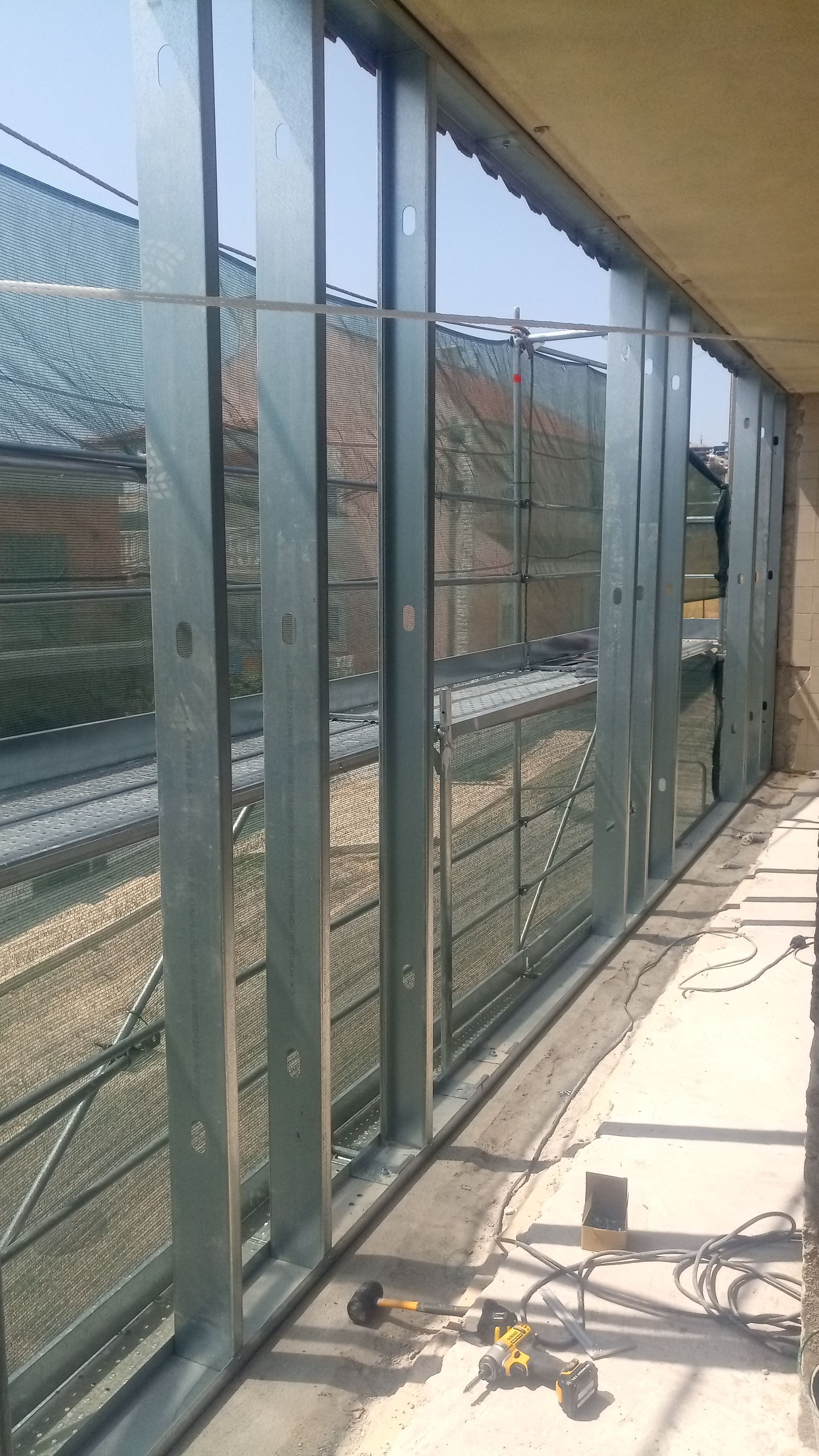 Estrutura metálica instalada em uma varanda. Canteiro de obras.