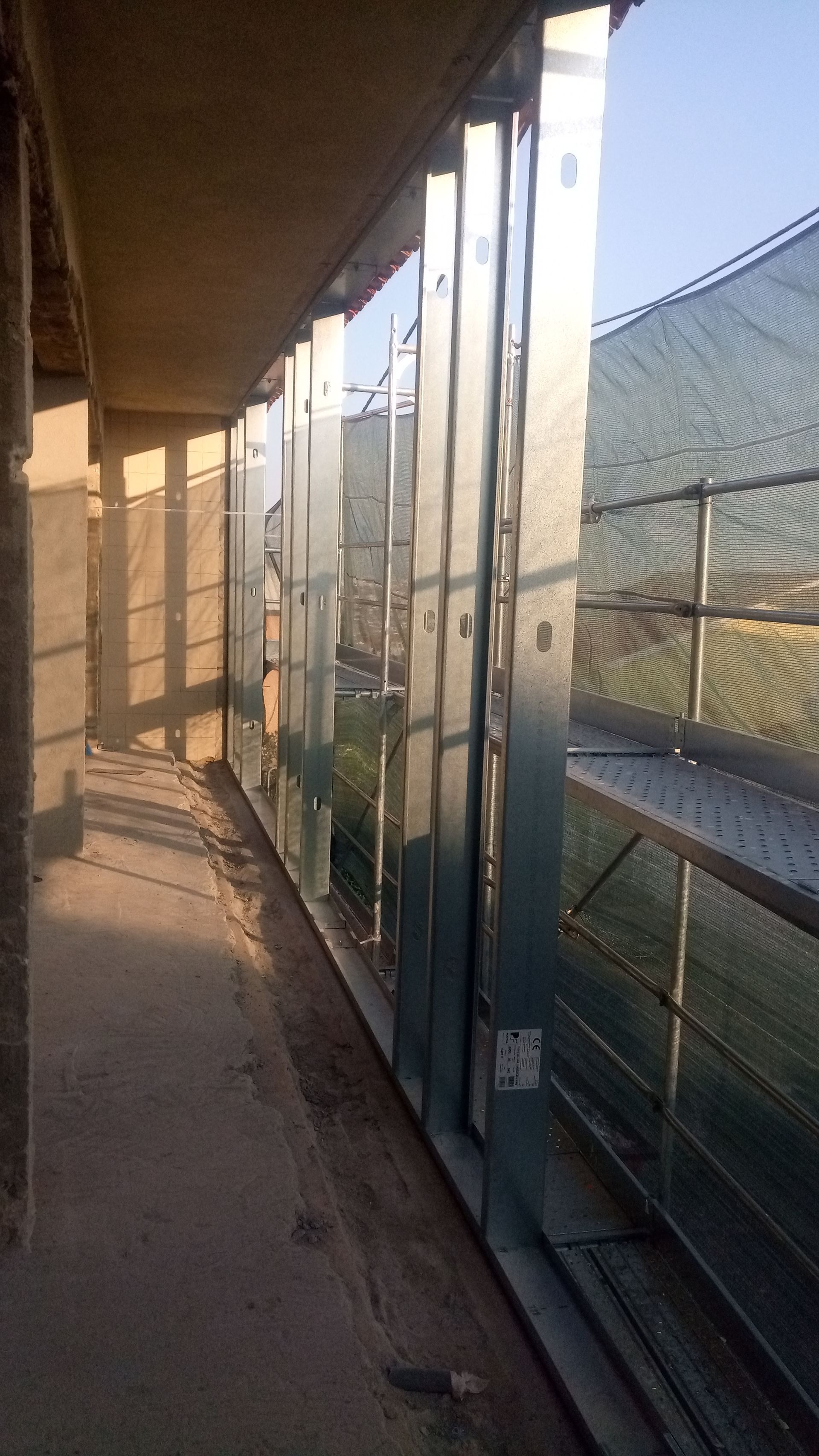 Estrutura de aço para uma parede em construção, ao ar livre. Luz solar intensa.
