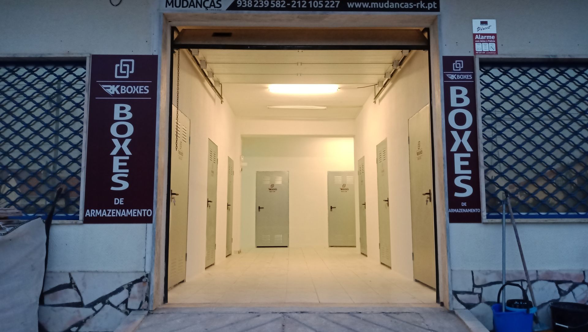Entrada de um depósito com várias unidades. Placas com a palavra 