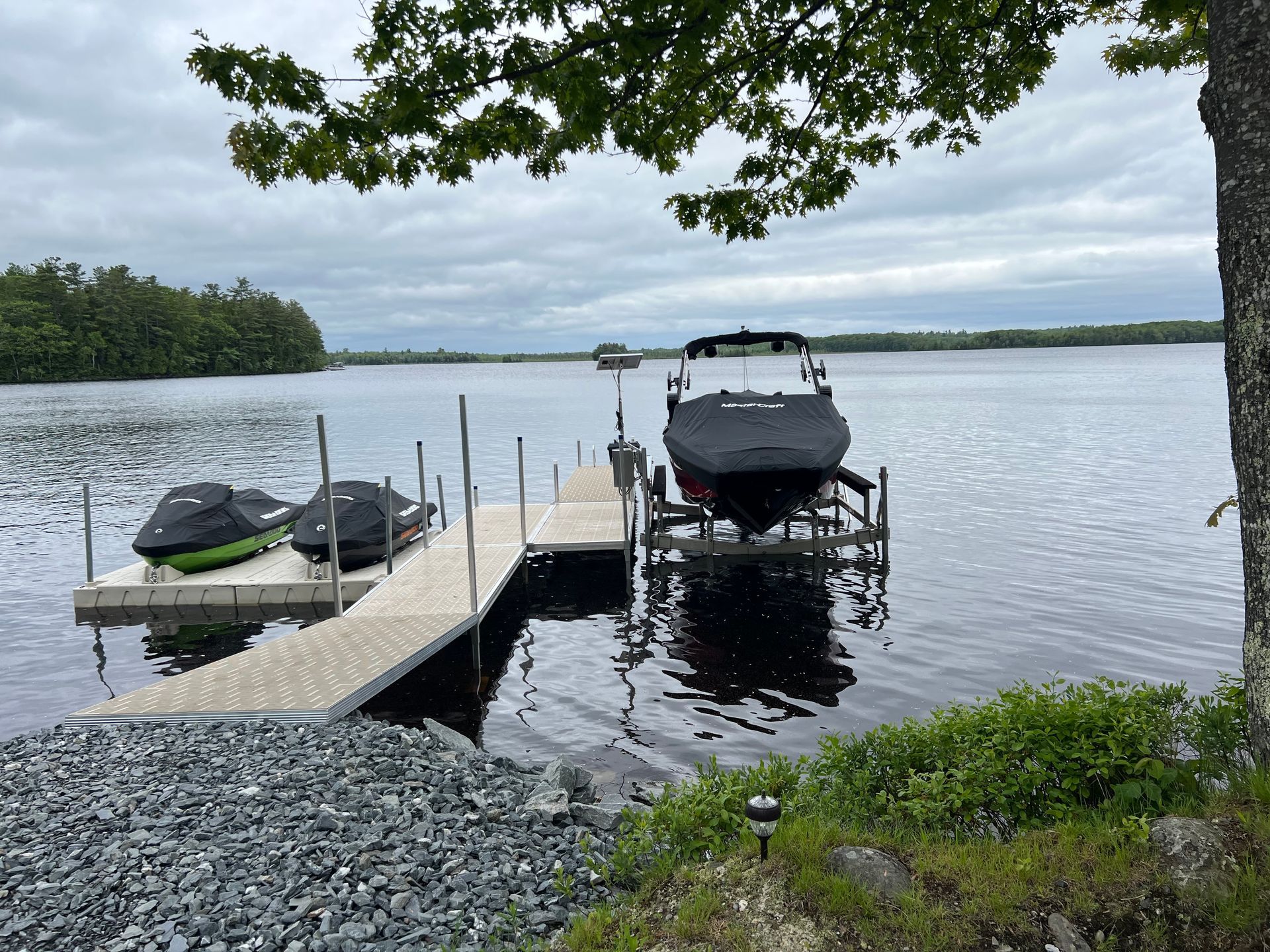 A boat is docked at a dock on a lake.