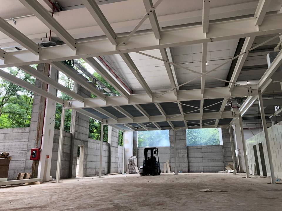 Halle aus Metall