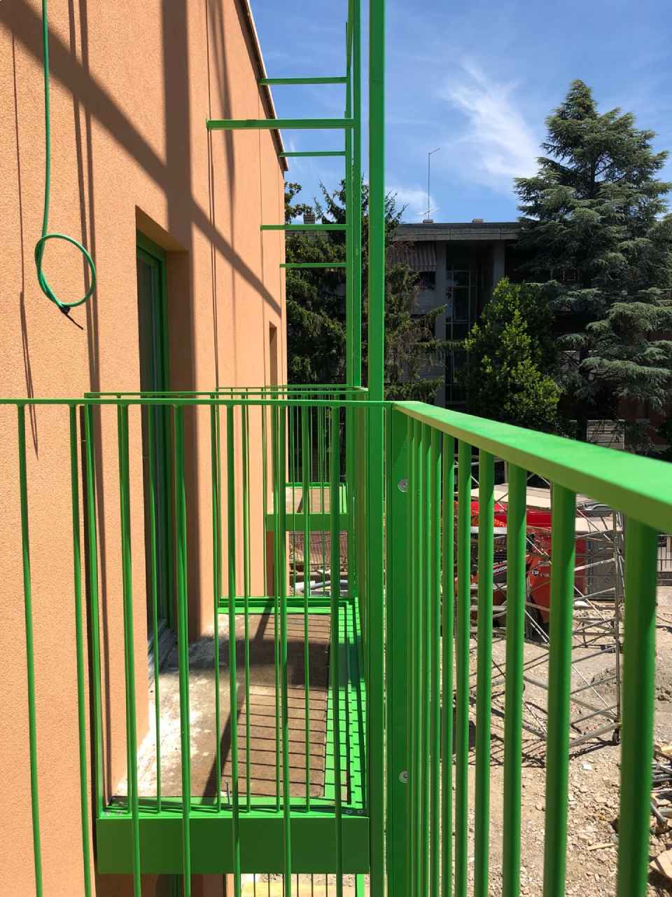 Balkone aus grün lackiertem Metall