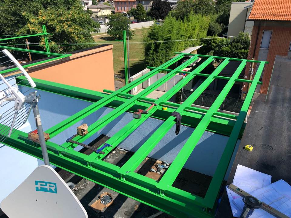 Konstruktion aus grün lackiertem Metall