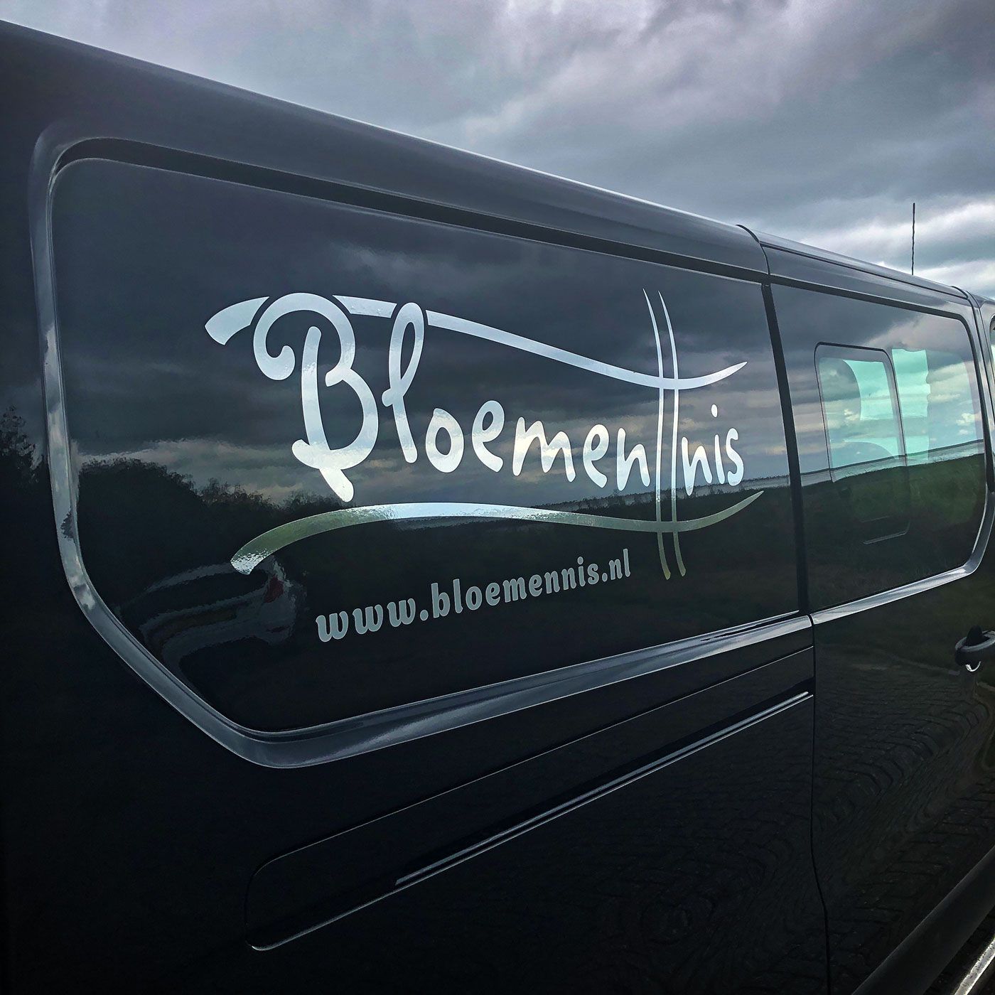 Belettering bedrijfsbus de Bloemennis