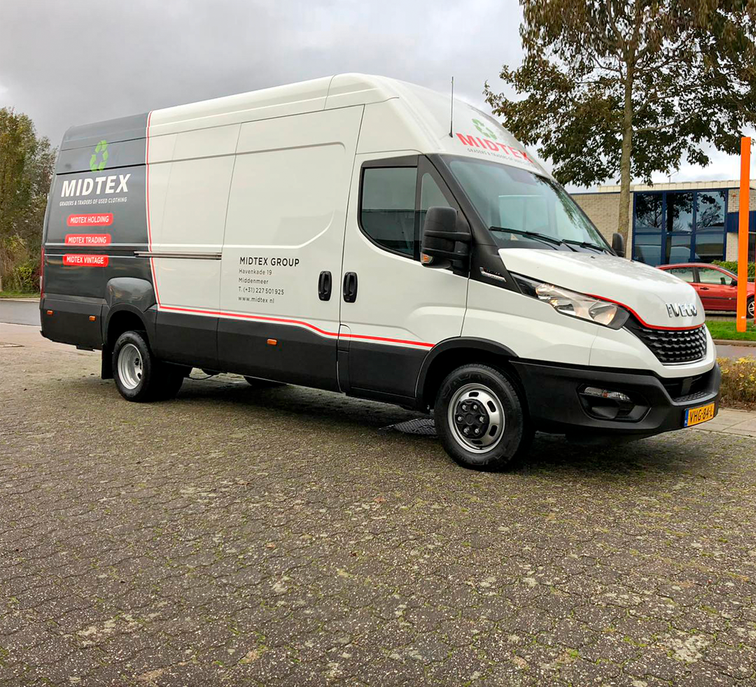 Belettering van de nieuwe, lange bedrijfsbus van MidTex / Selfstorage Hollands Kroon