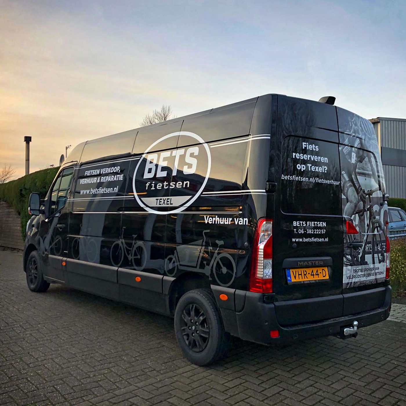 Beletteren stickeren signage by reclamestudio Morant