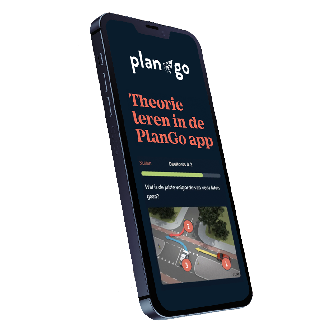 Promotioneel smartphonescherm voor de PlanGo-app, met een donkere interface, oranje tekst en een kaartvoorbeeld.