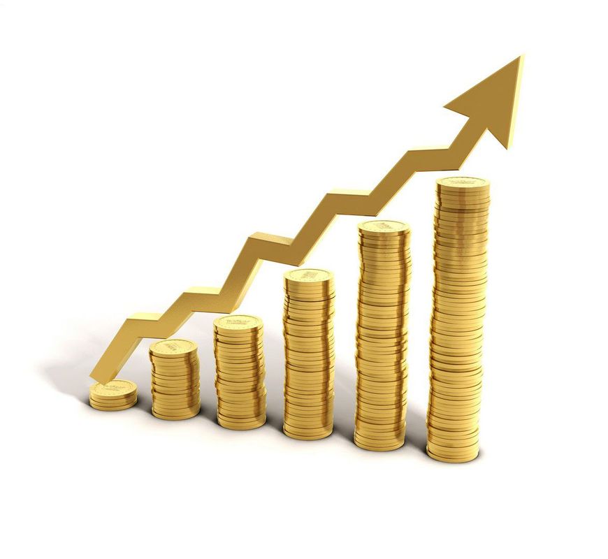 Pile di monete d'oro con una freccia dorata che sale, a rappresentare la crescita finanziaria.