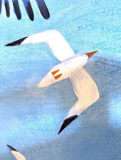 Uccello marino bianco con punte delle ali nere e becco arancione che vola su uno sfondo di cielo azzurro.