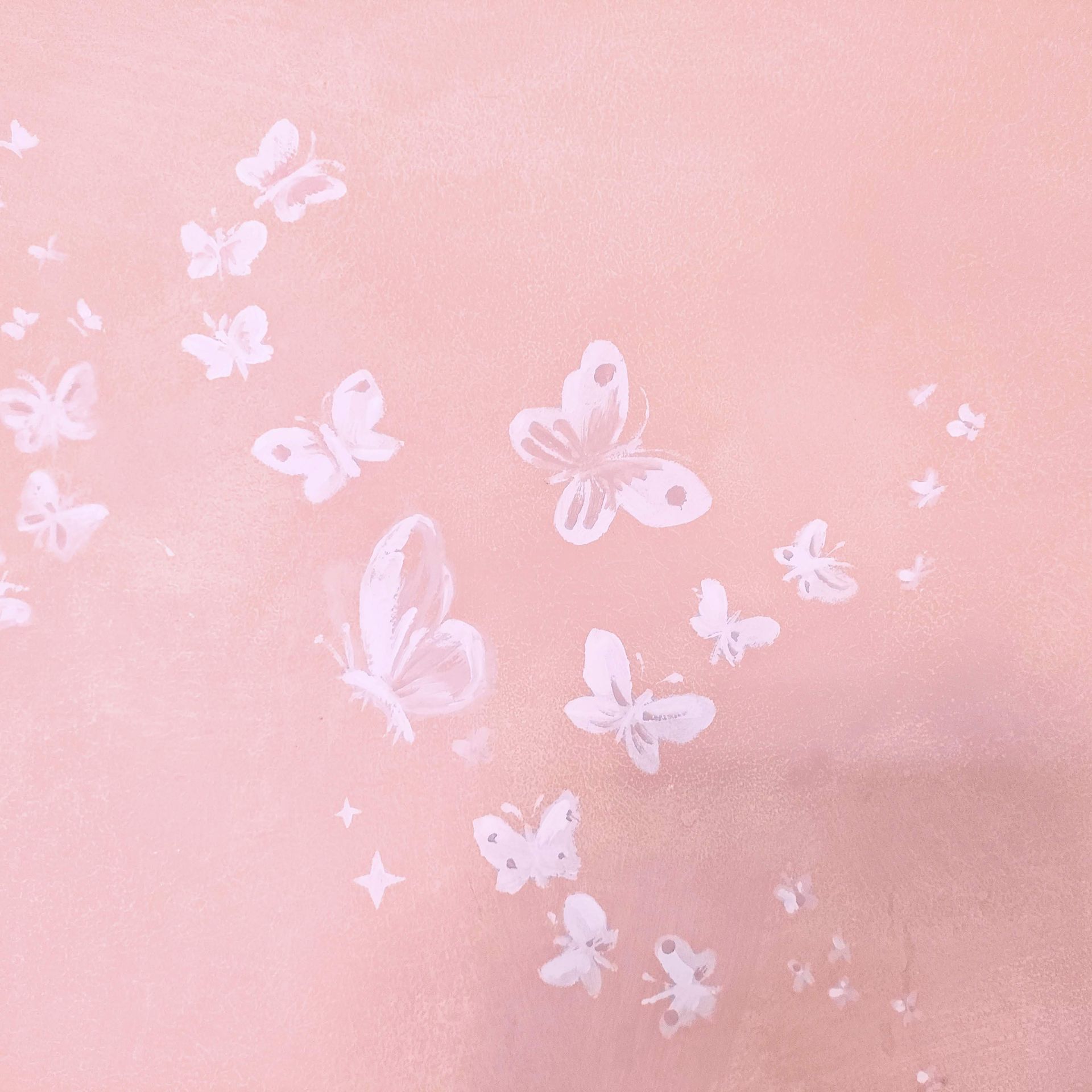 Sfondo rosa con farfalle bianche sparse e decorazioni glitterate.