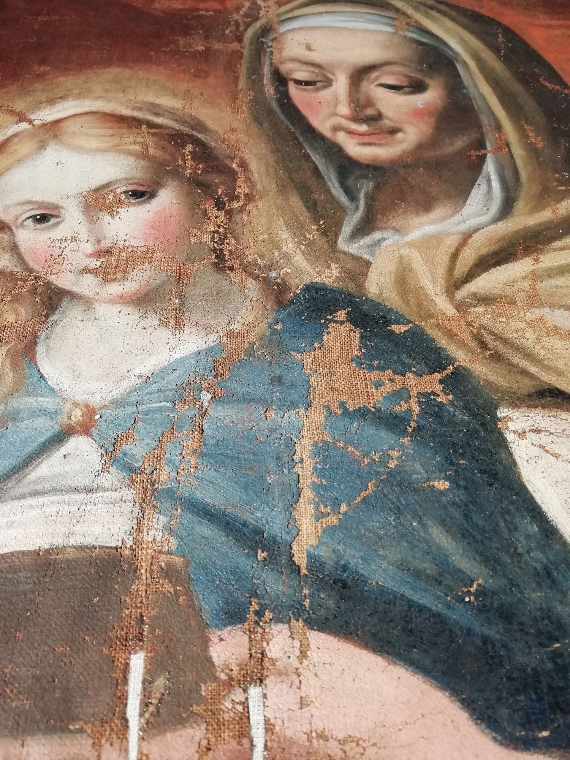 Dipinto religioso danneggiato raffigurante due figure vestite, una in blu in primo piano e una sullo sfondo con un velo e cappuccio.