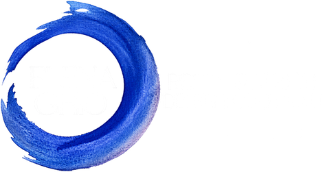 Cerchio blu a pennellate su sfondo bianco.
