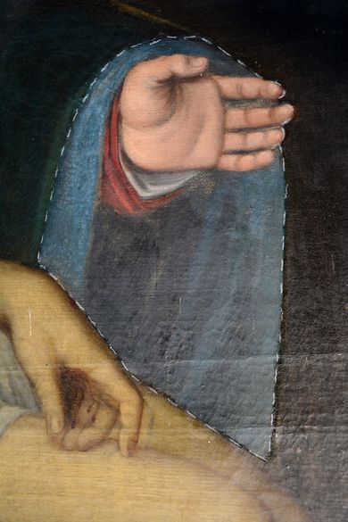In un dipinto scuro, una mano alzata con manica blu e polsino rosso, accanto a un panno giallo.
