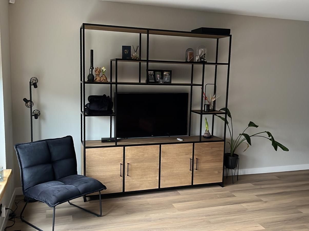 Stalen kast met eiken  deuren en legplanken