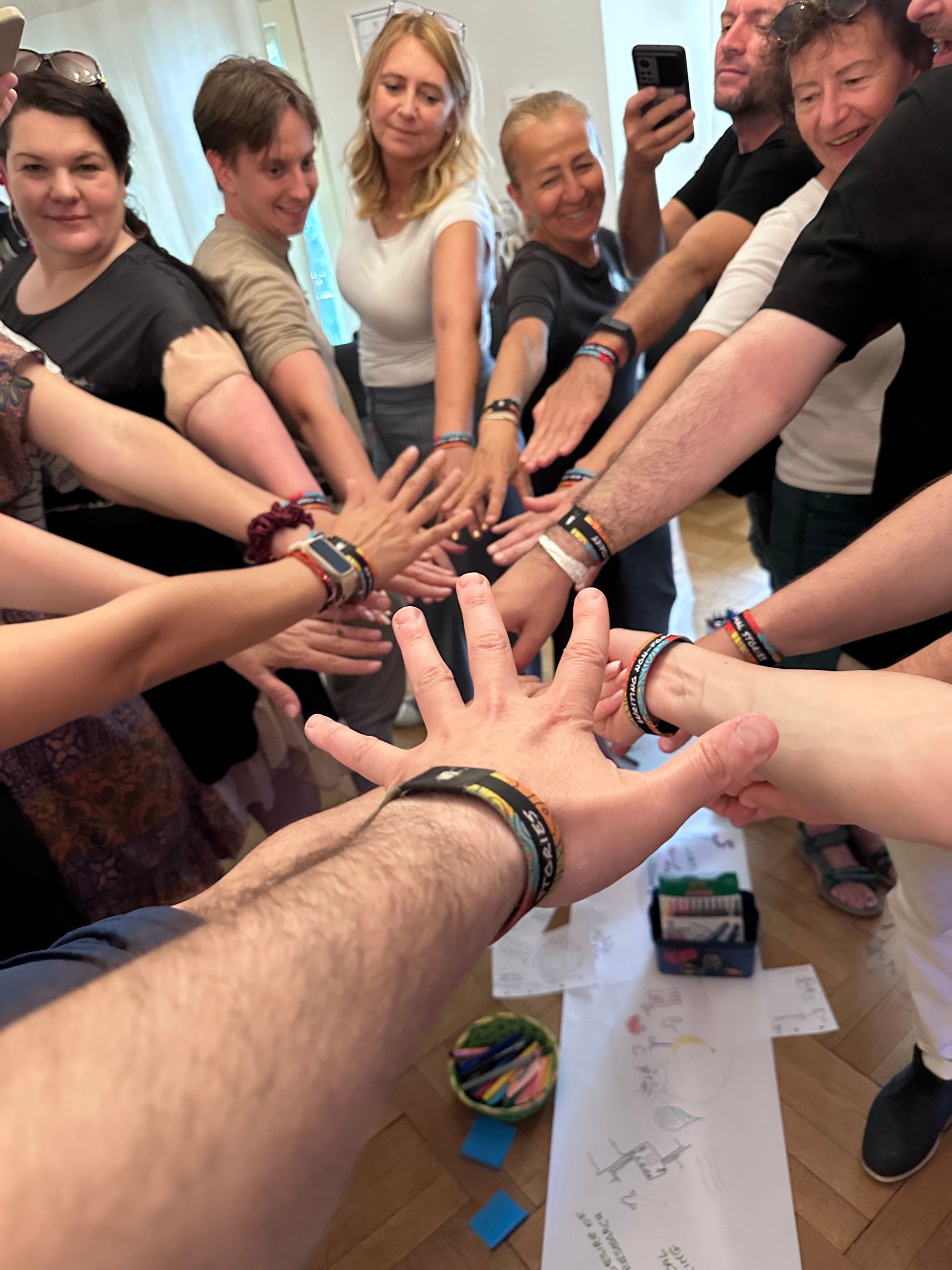 mani che si incrociano in un momento comunitario