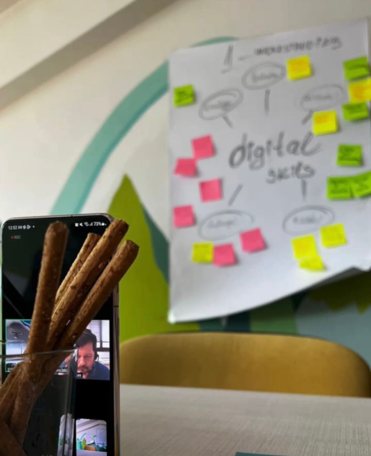 mani che si incrociano in un momento comunitario