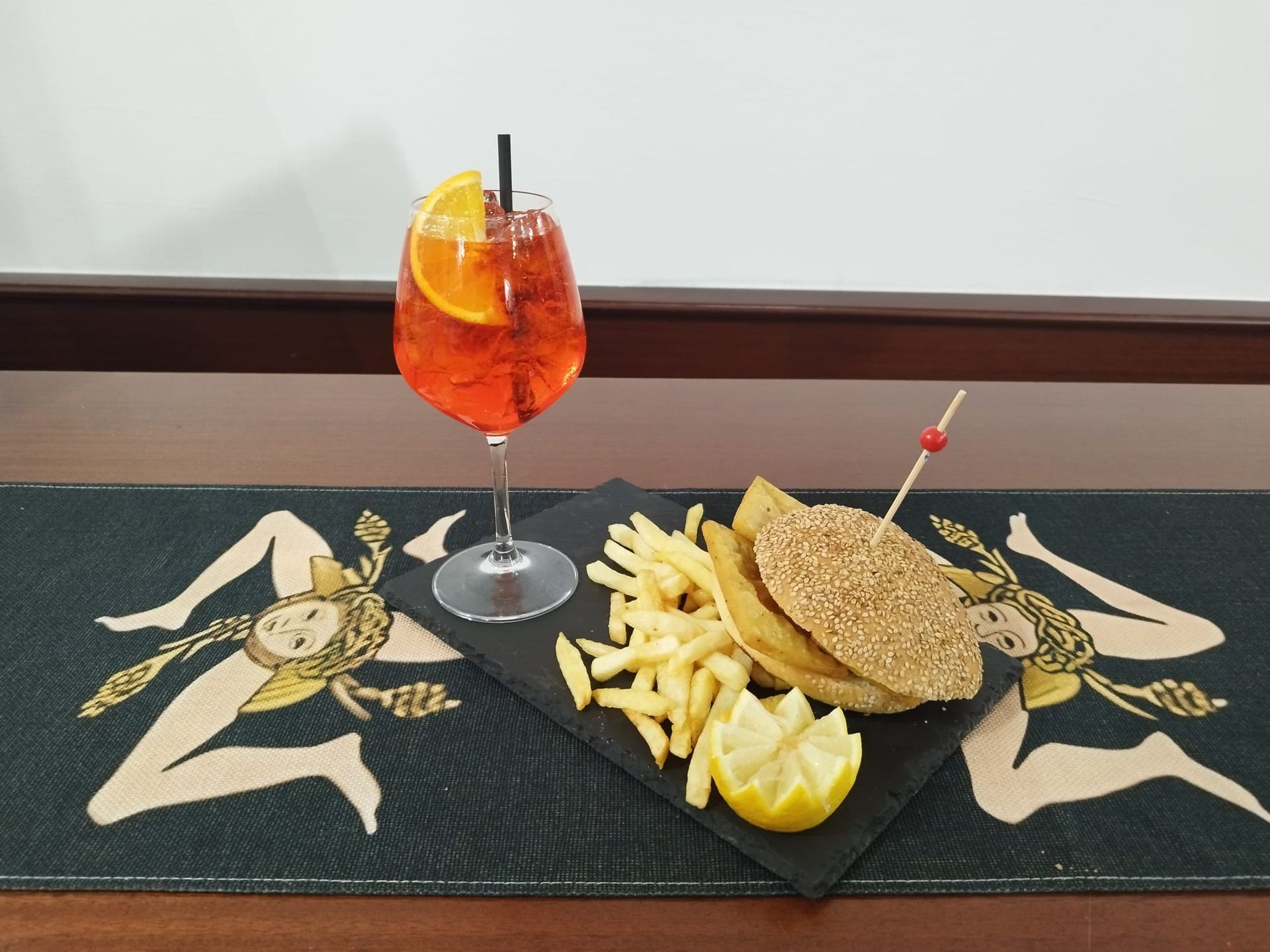 Tranci di pesce alla griglia con pomodorini, limone e insalata.