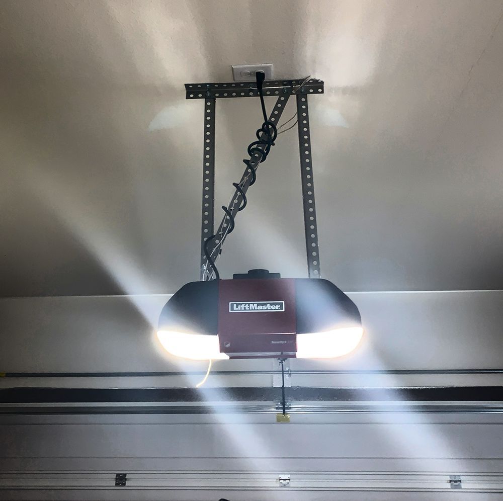 A garage door opener that says ' lg ' on it