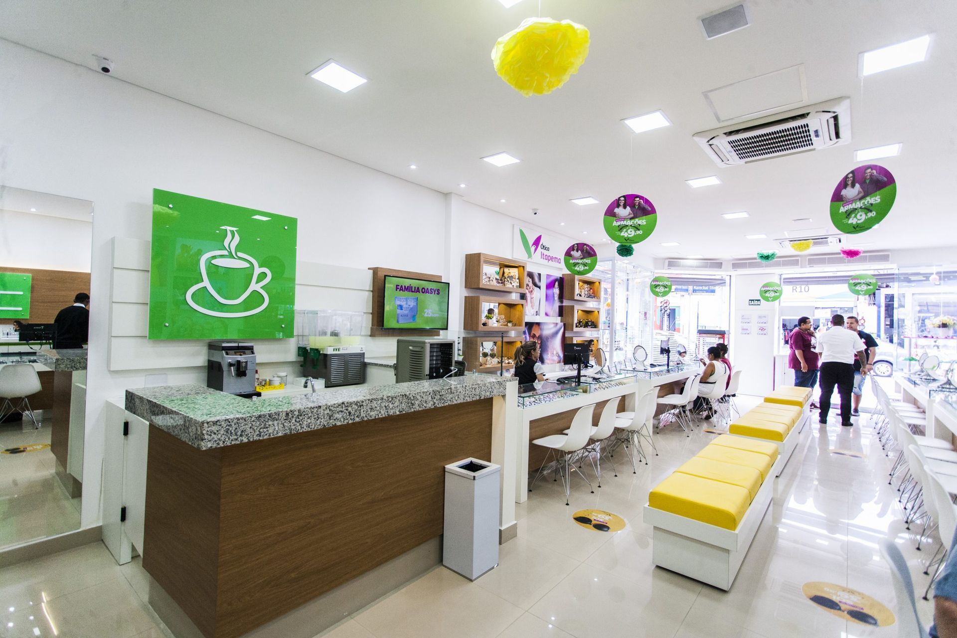 O interior de uma loja com uma xícara de café na parede.