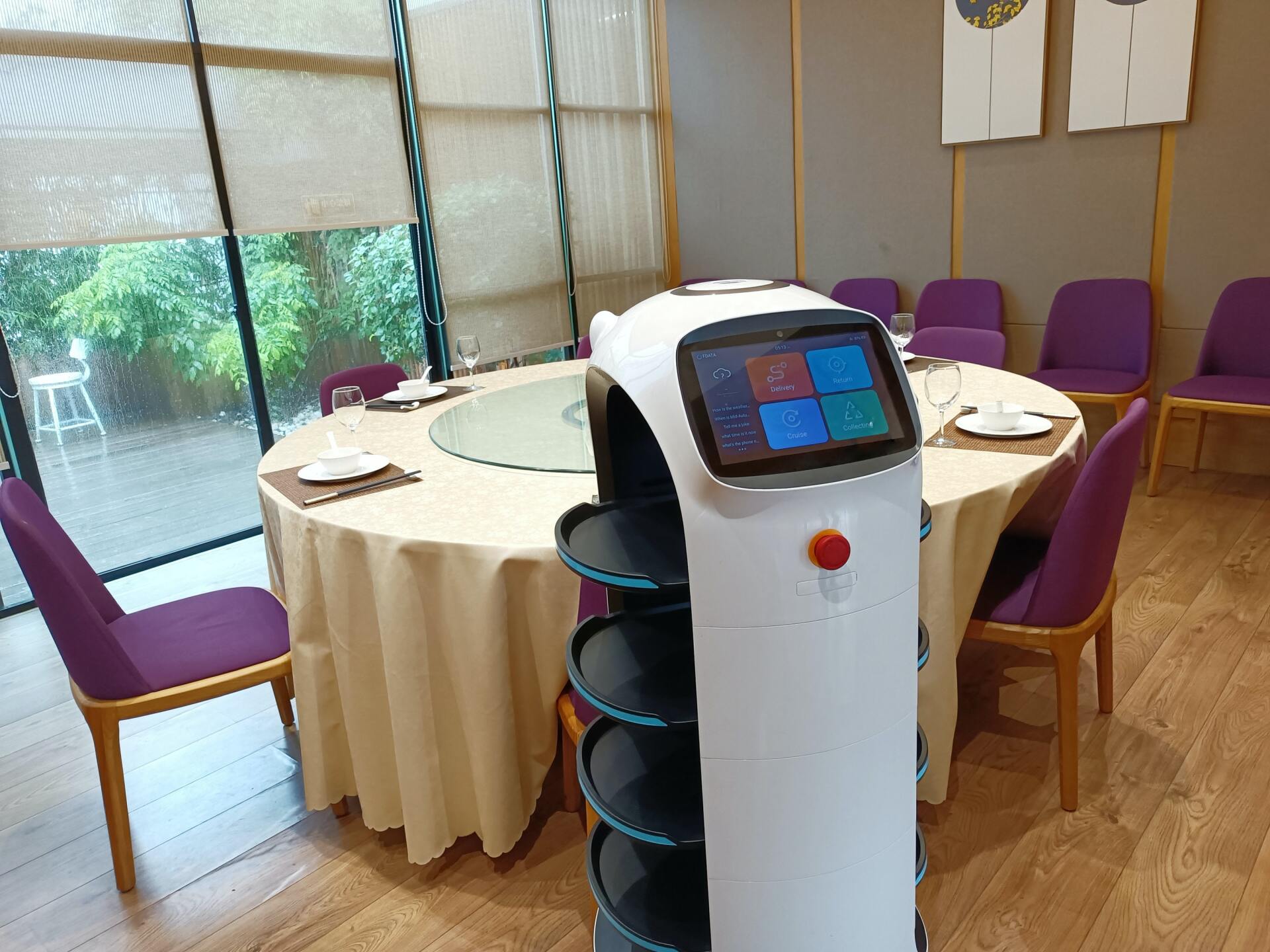 robot mesero robot automatizado atendiendo en un restaurante