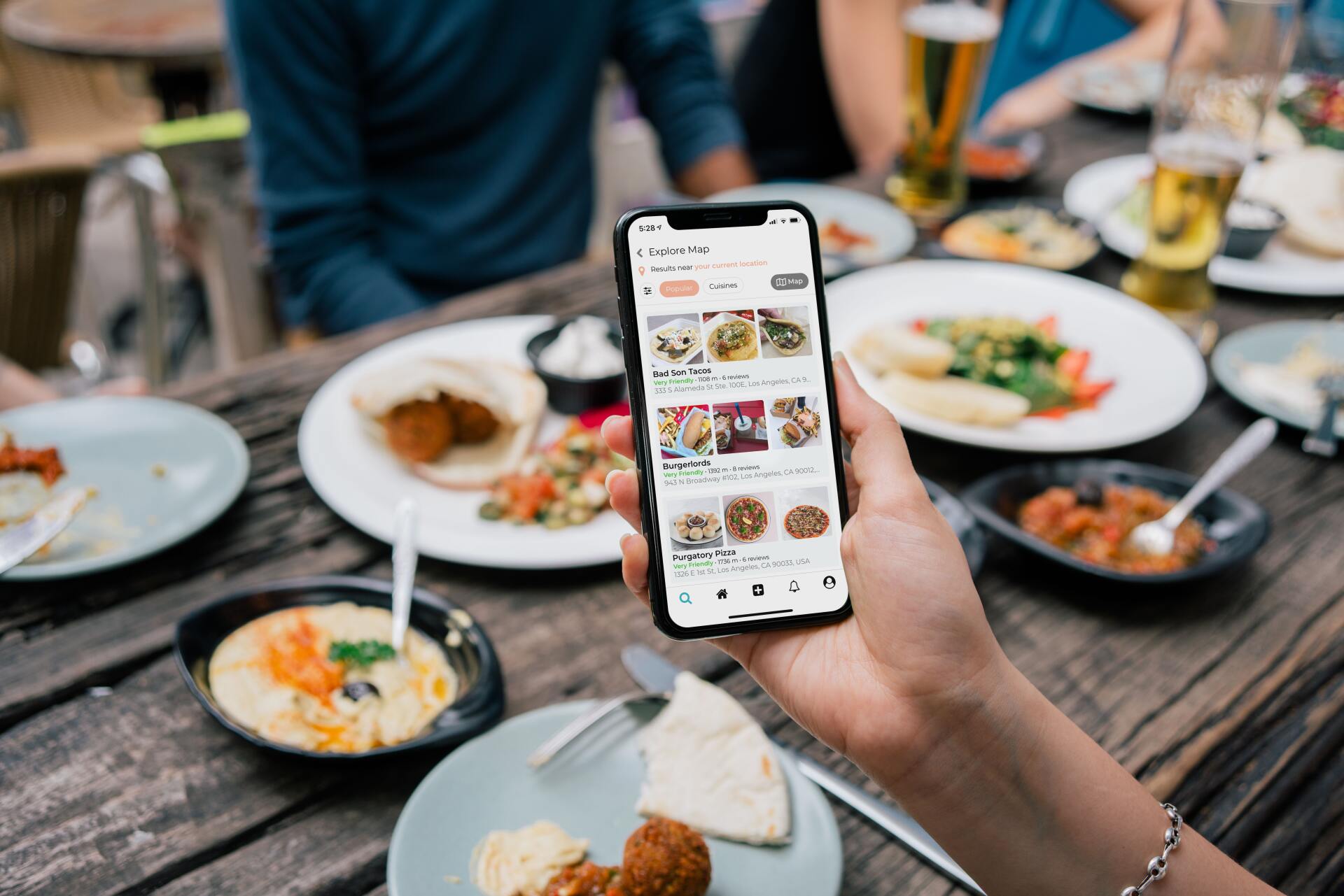 App restaurante Persona utilizando un celular para pedir comida en el restaurante