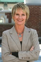 Portrait of Elissa Groh, a licenced associate broker in the state of New York.