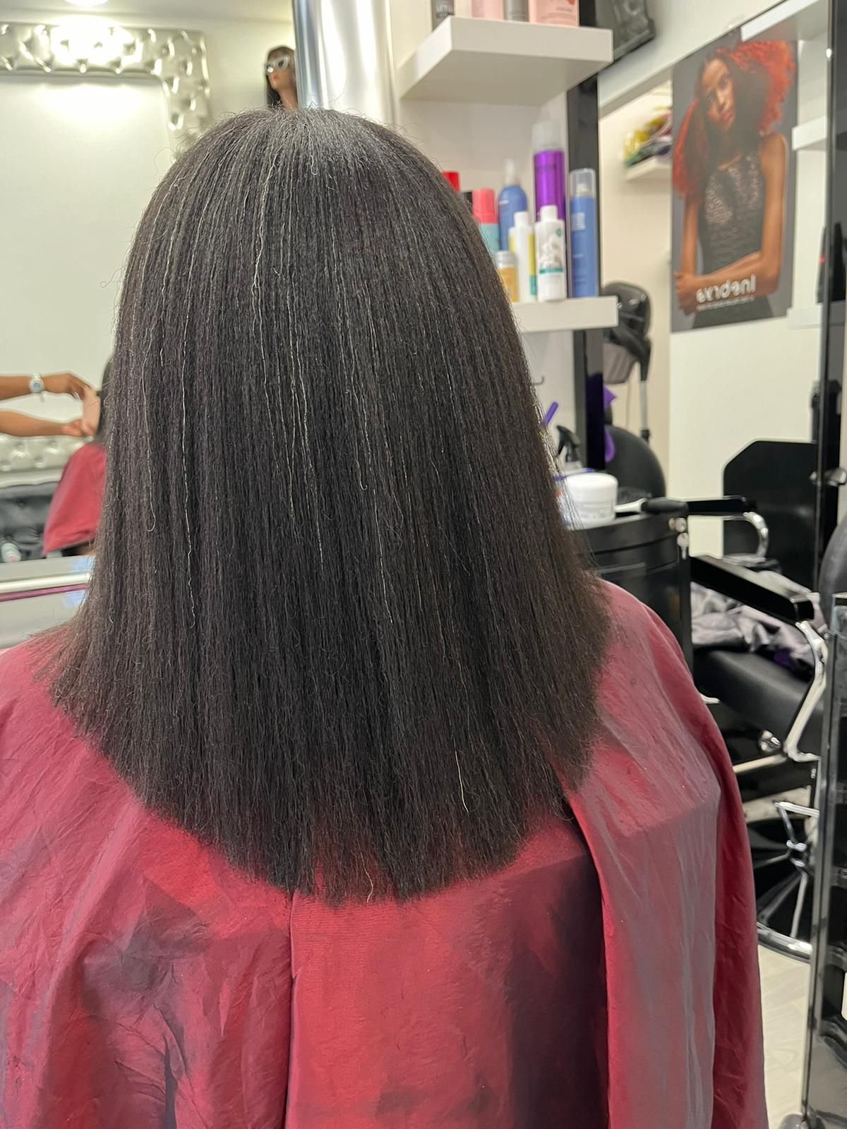 Una donna si sta tagliando i capelli in un salone.