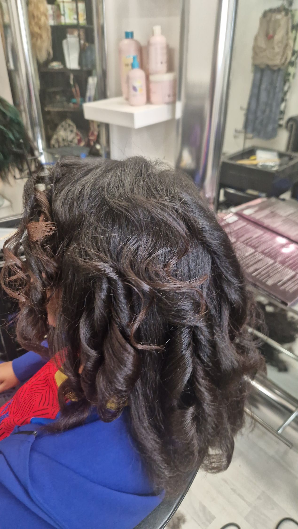 Una donna si sta facendo i capelli in un salone.