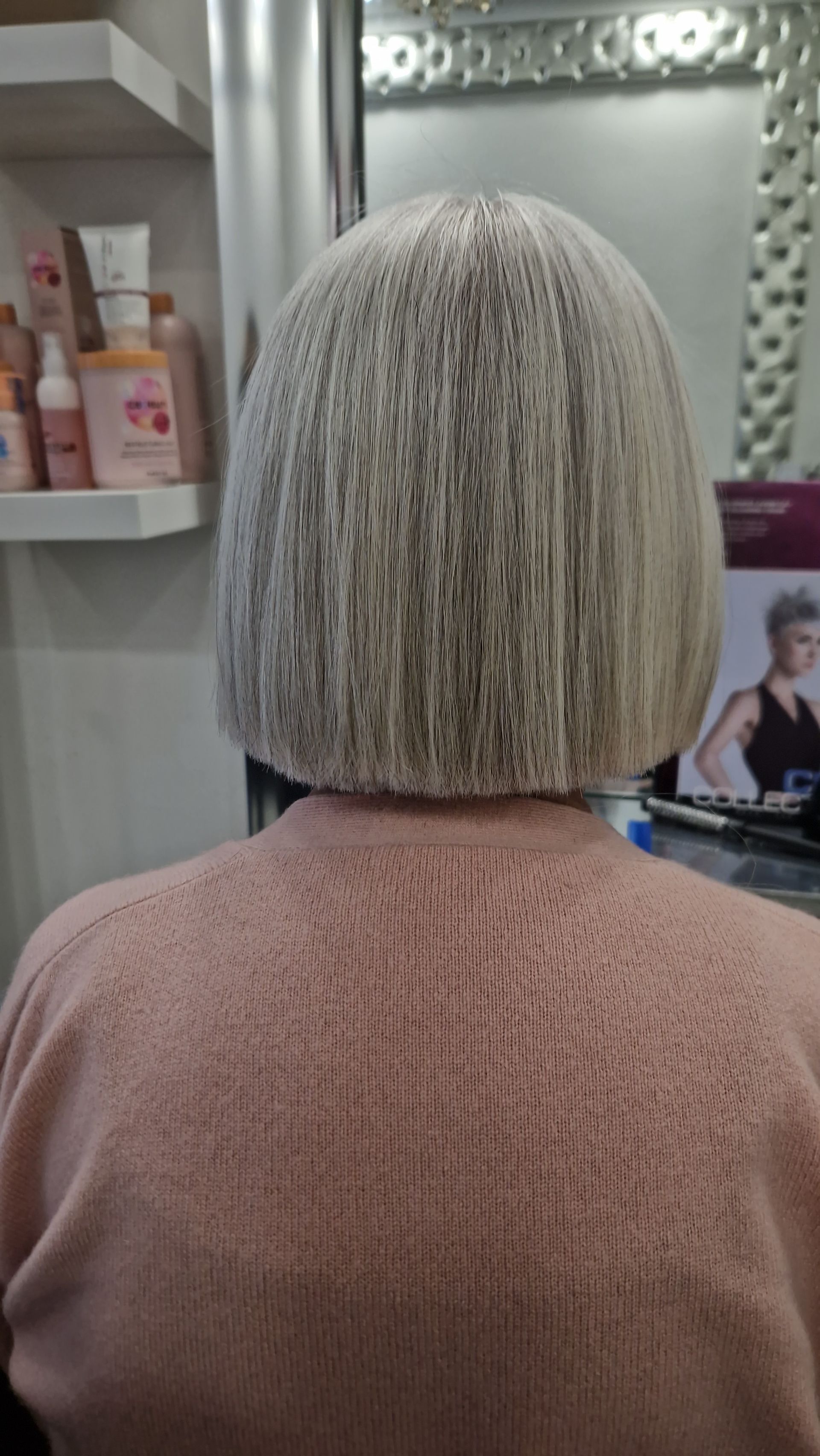 Una donna si sta tagliando i capelli in un salone.
