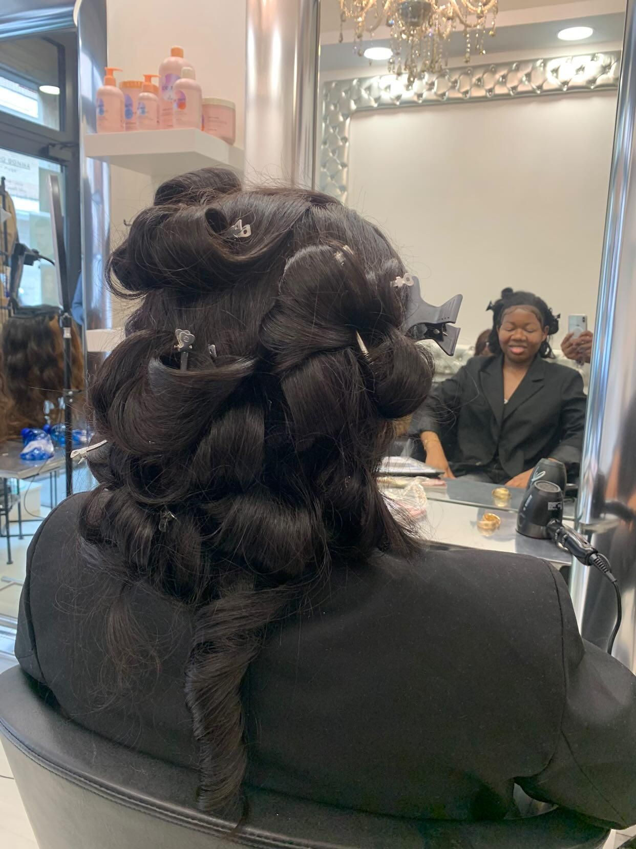 Una donna si sta facendo i capelli in un salone.