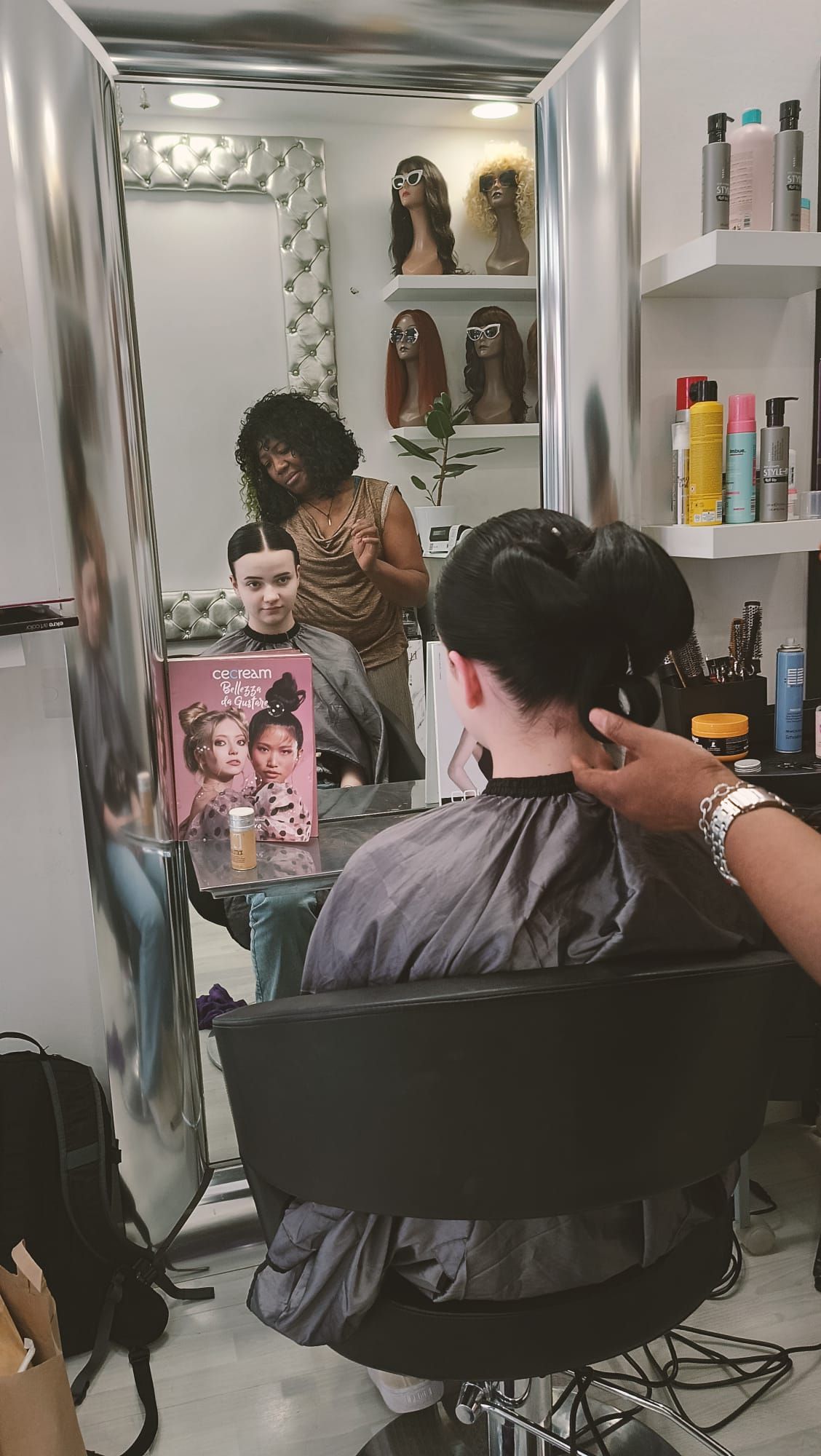 Una donna si sta tagliando i capelli in un salone.