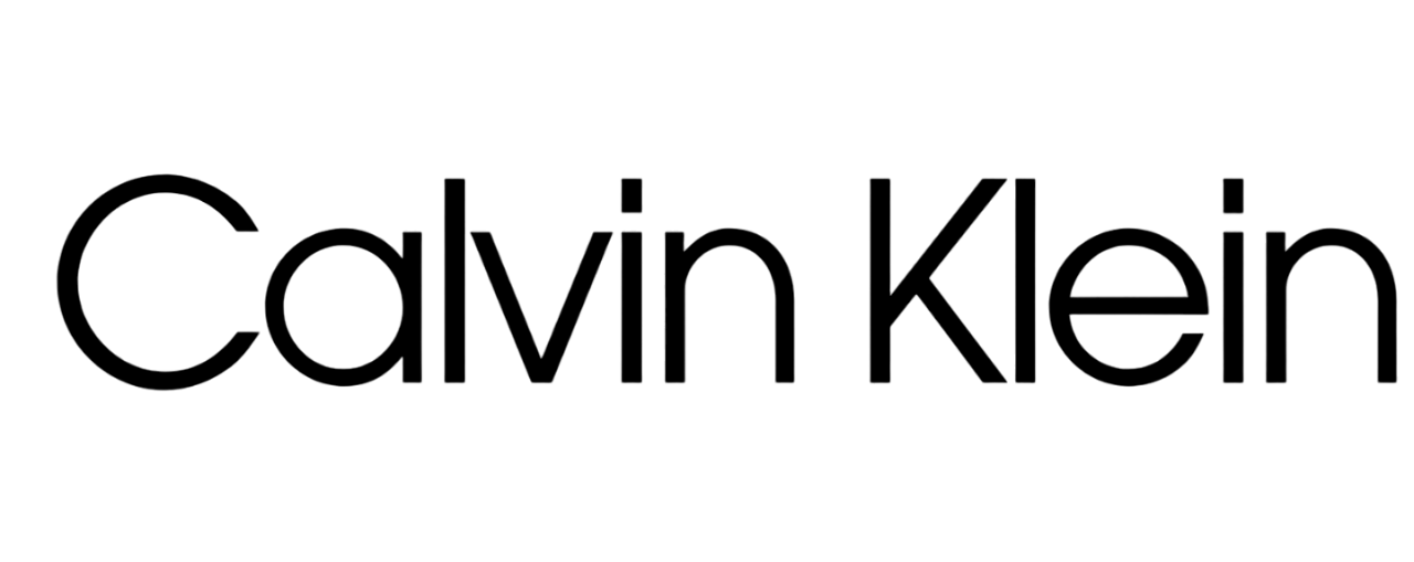 Il logo di Calvin Klein è in bianco e nero su sfondo bianco.