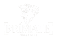 Un logo sfocato di Primale Brewery, con una testa di leone sopra il logotipo, su sfondo bianco