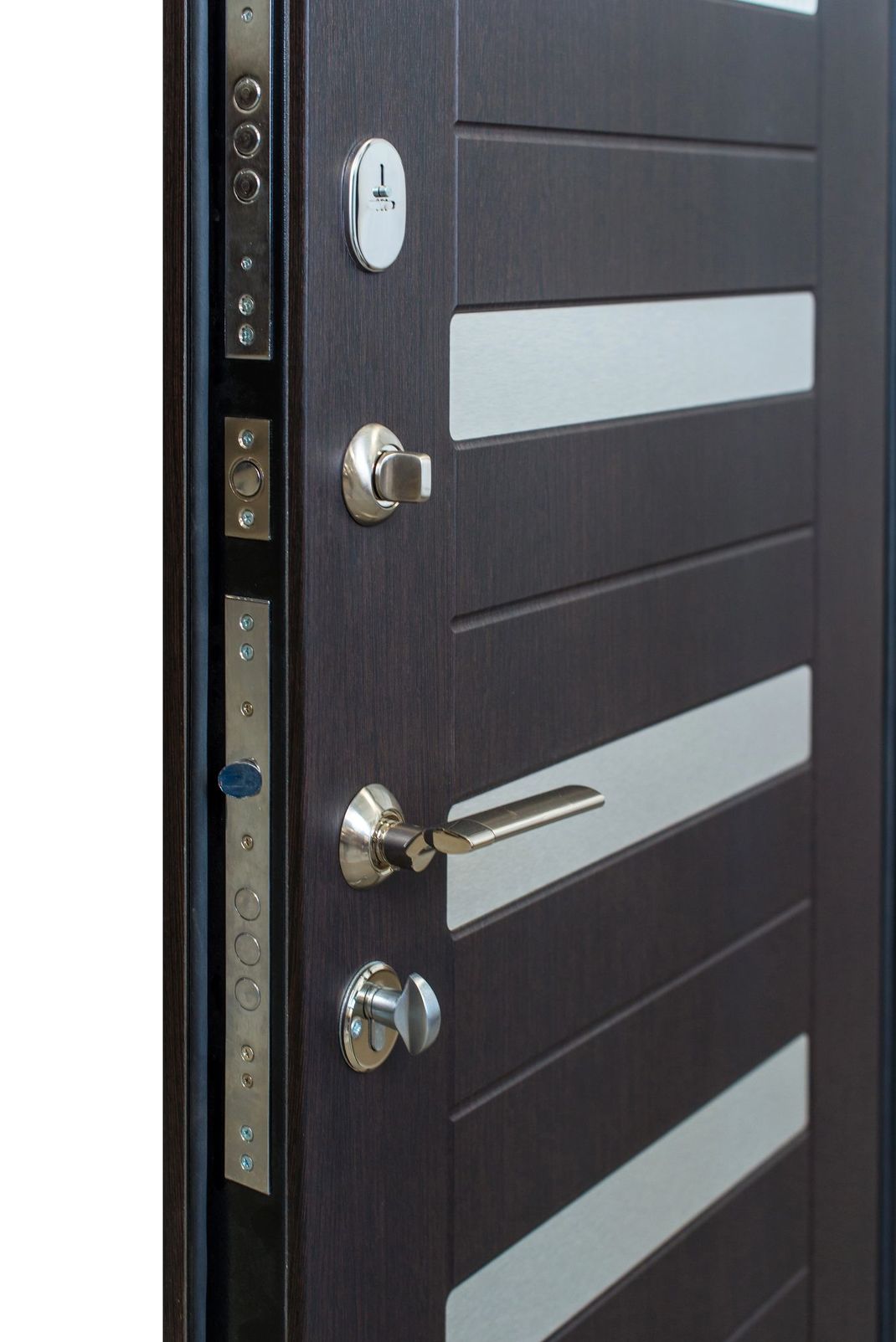 Porta interna elegante con finitura legno e dettagli metallici in un ambiente moderno e luminoso.