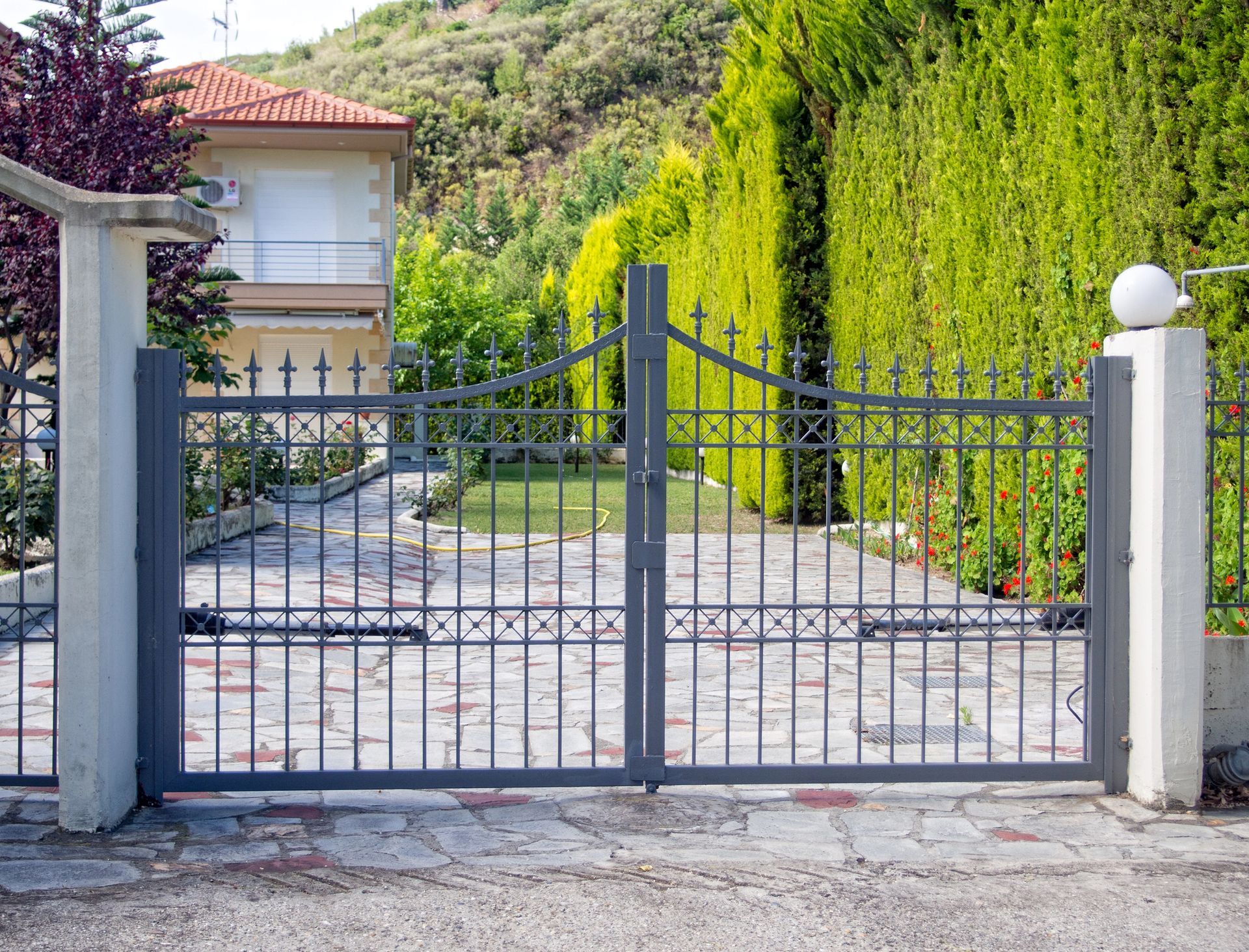 Cancello frontale in metallo con sbarre decorative