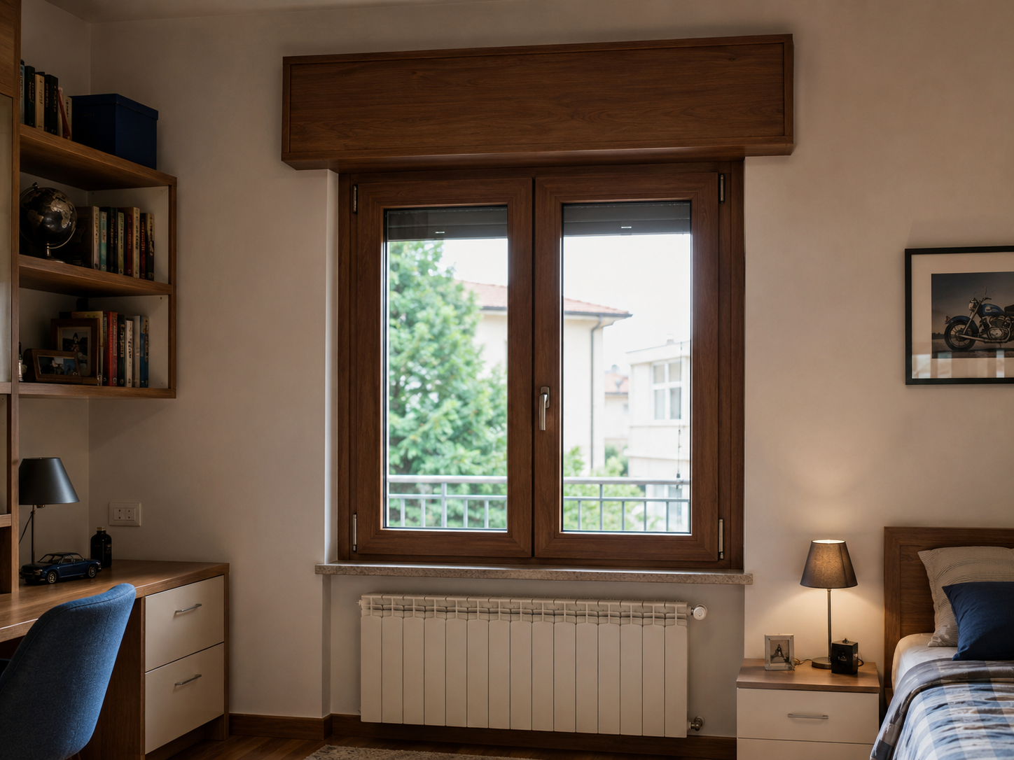 Piccola camera da letto con finestra in legno, scrivania, letto e lampada, illuminata da una calda luce naturale.