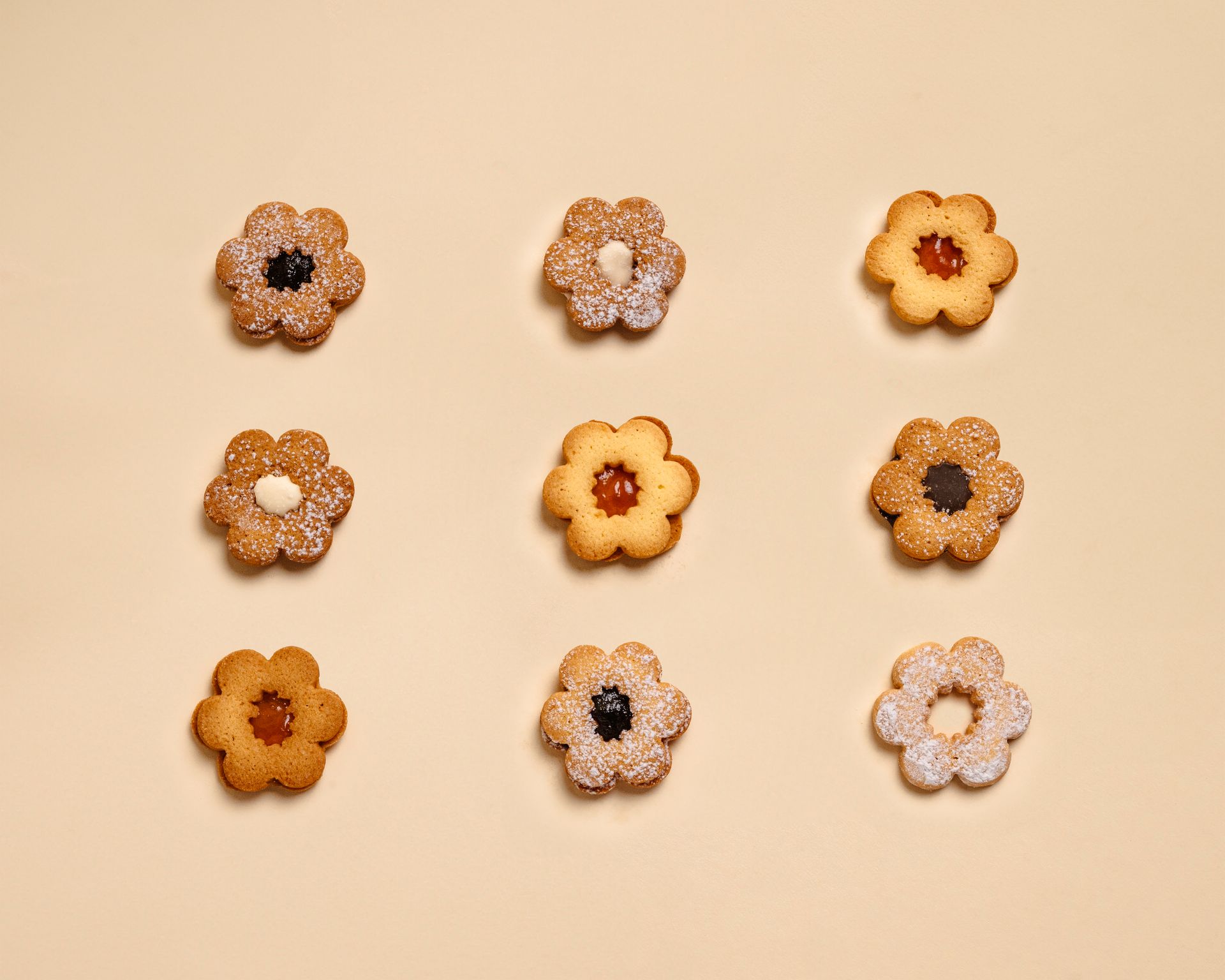 Assortimento di snack e biscotti Cabana, presentati in confezioni viola su sfondo floreale.