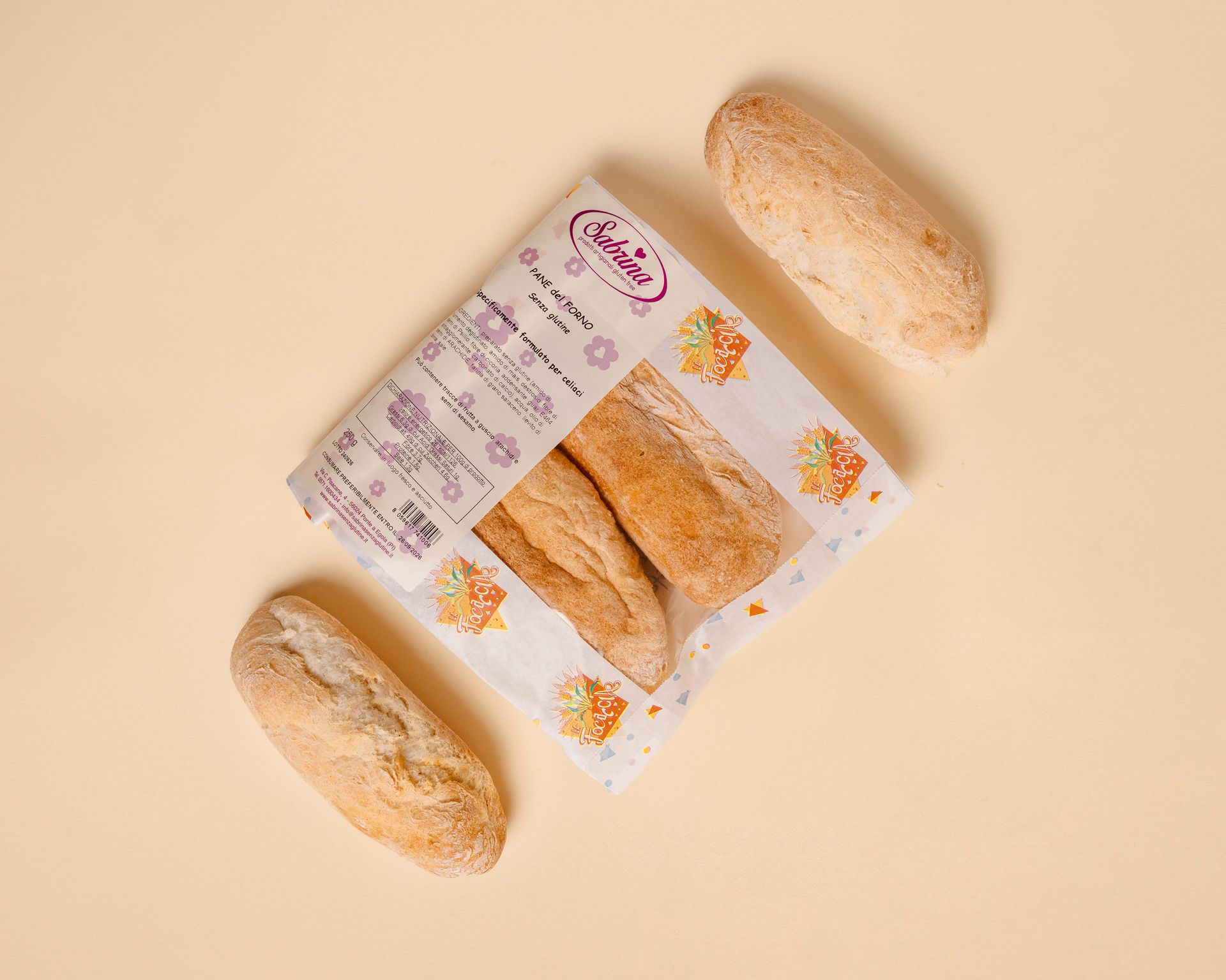 Assortimento di pasticcini e torte decorate, disposti in cestini e su piatti, su uno sfondo floreale rosa.
