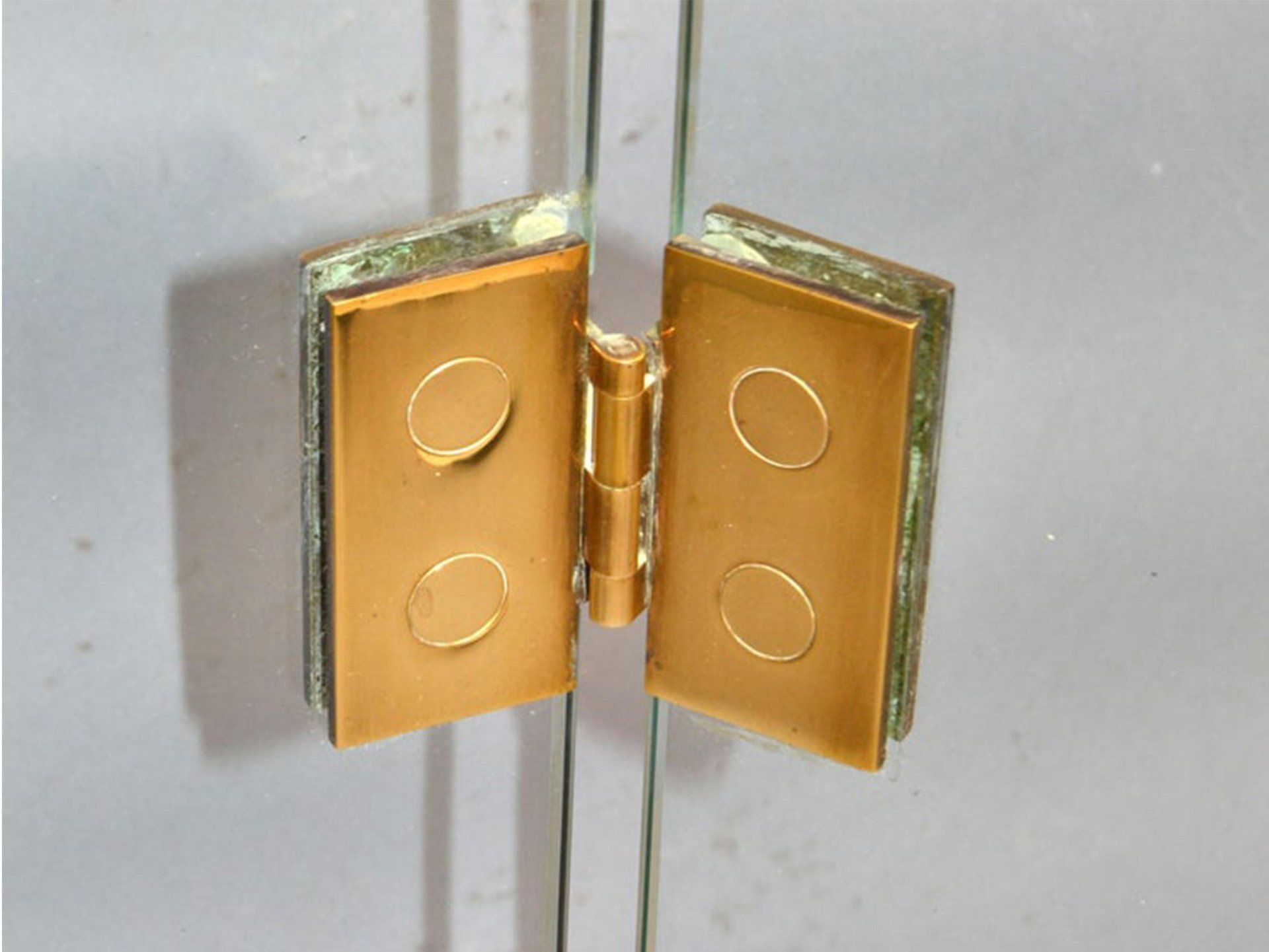 Ferragens para vidro temperado do tipo articuladas ideal para espaços e banheiros pequenos