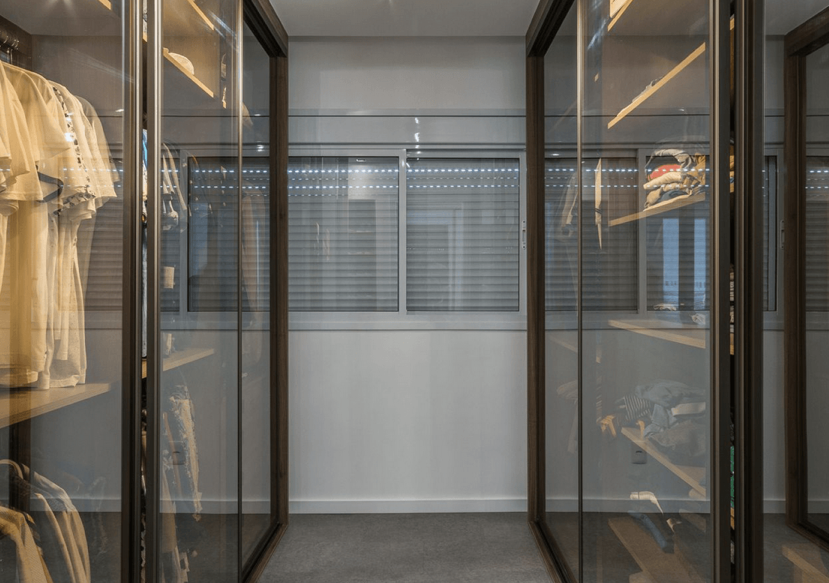 vidro refletivo prata em closet