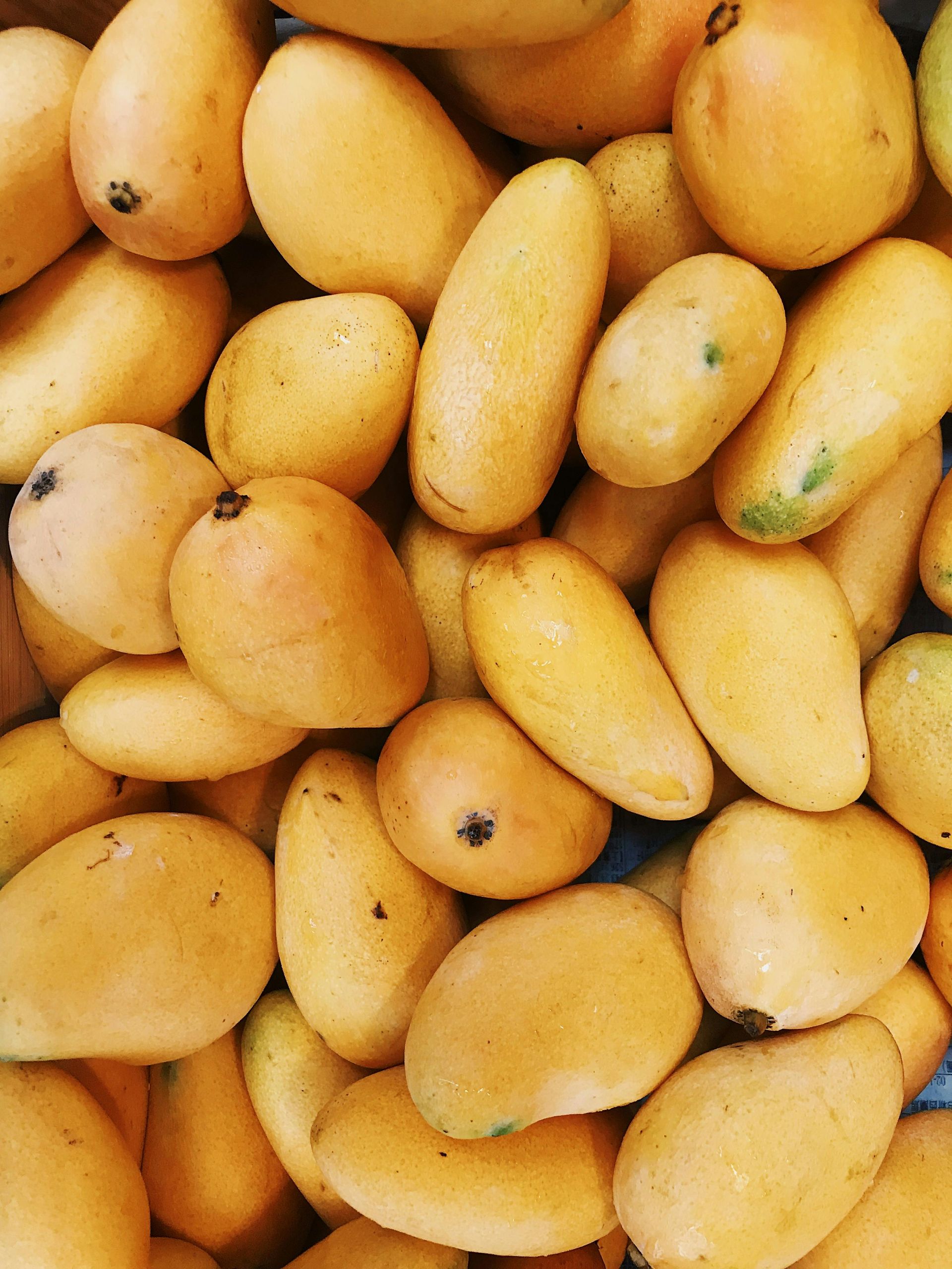 Uma pilha de batatas empilhadas umas sobre as outras sobre uma mesa.