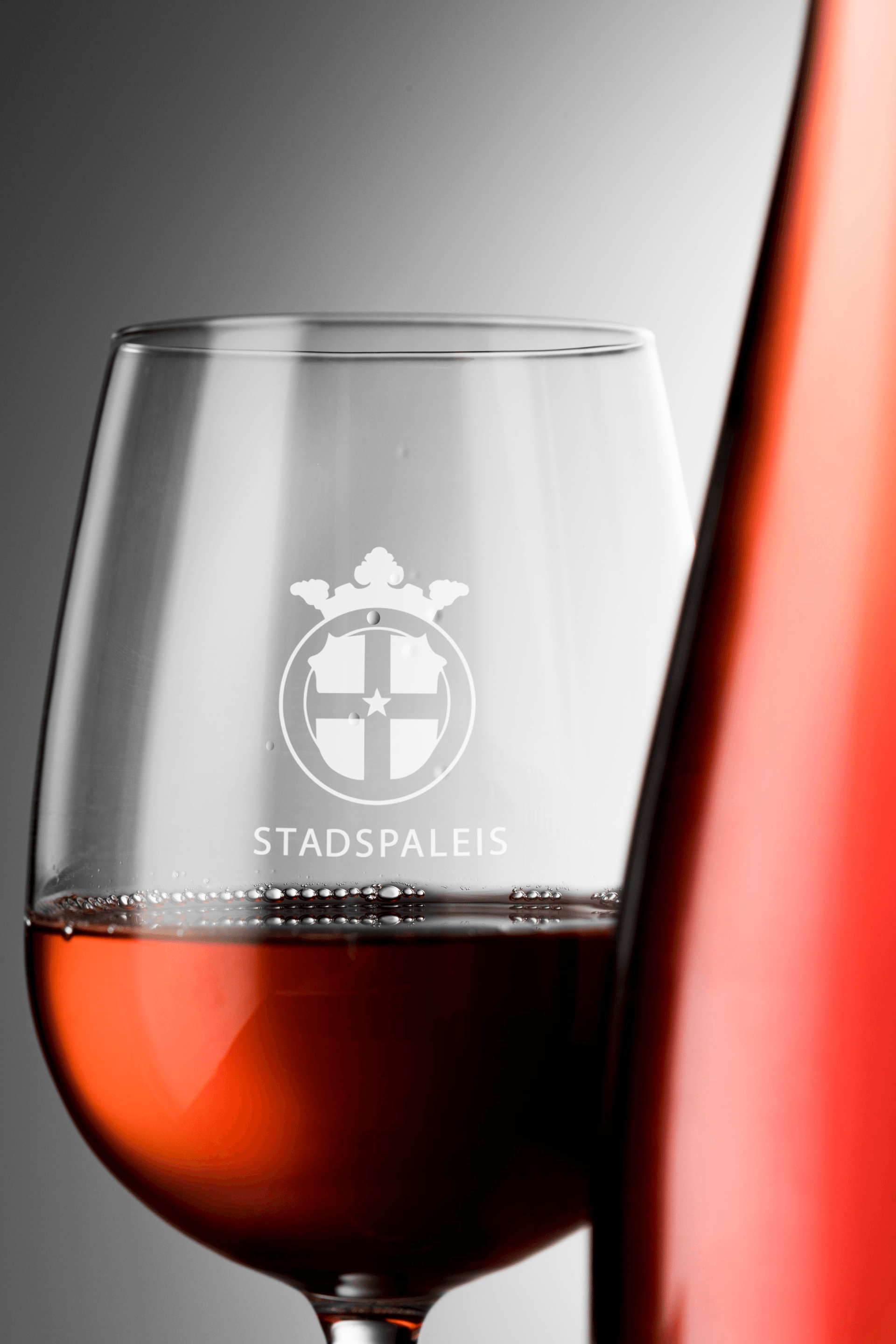 Een close-up van een glas met het woord stadspales erop