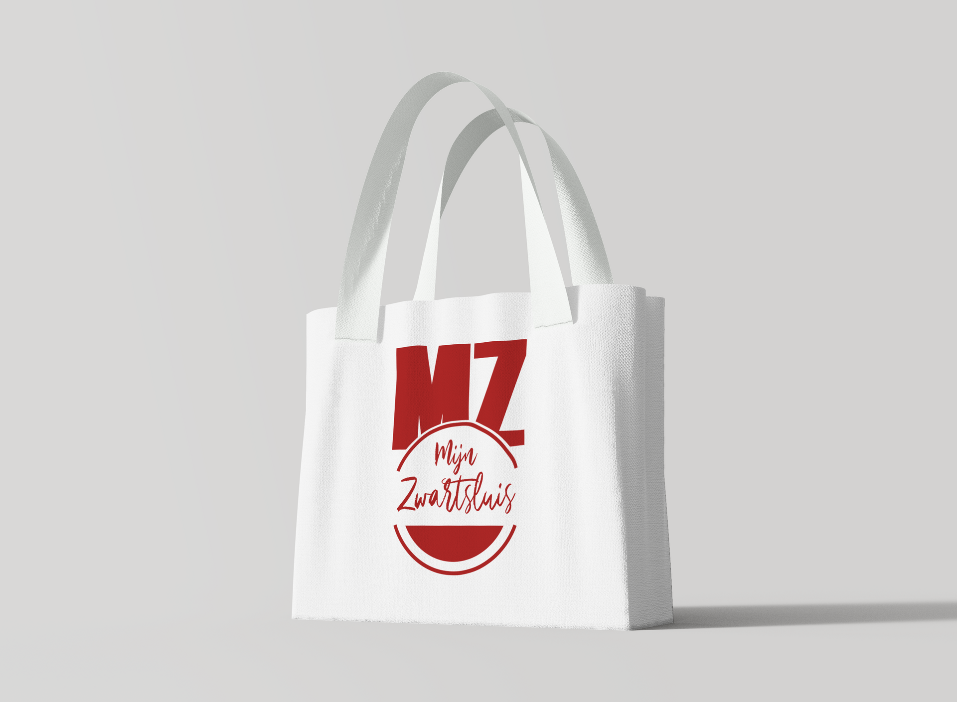 Een witte draagtas met een rood logo erop.