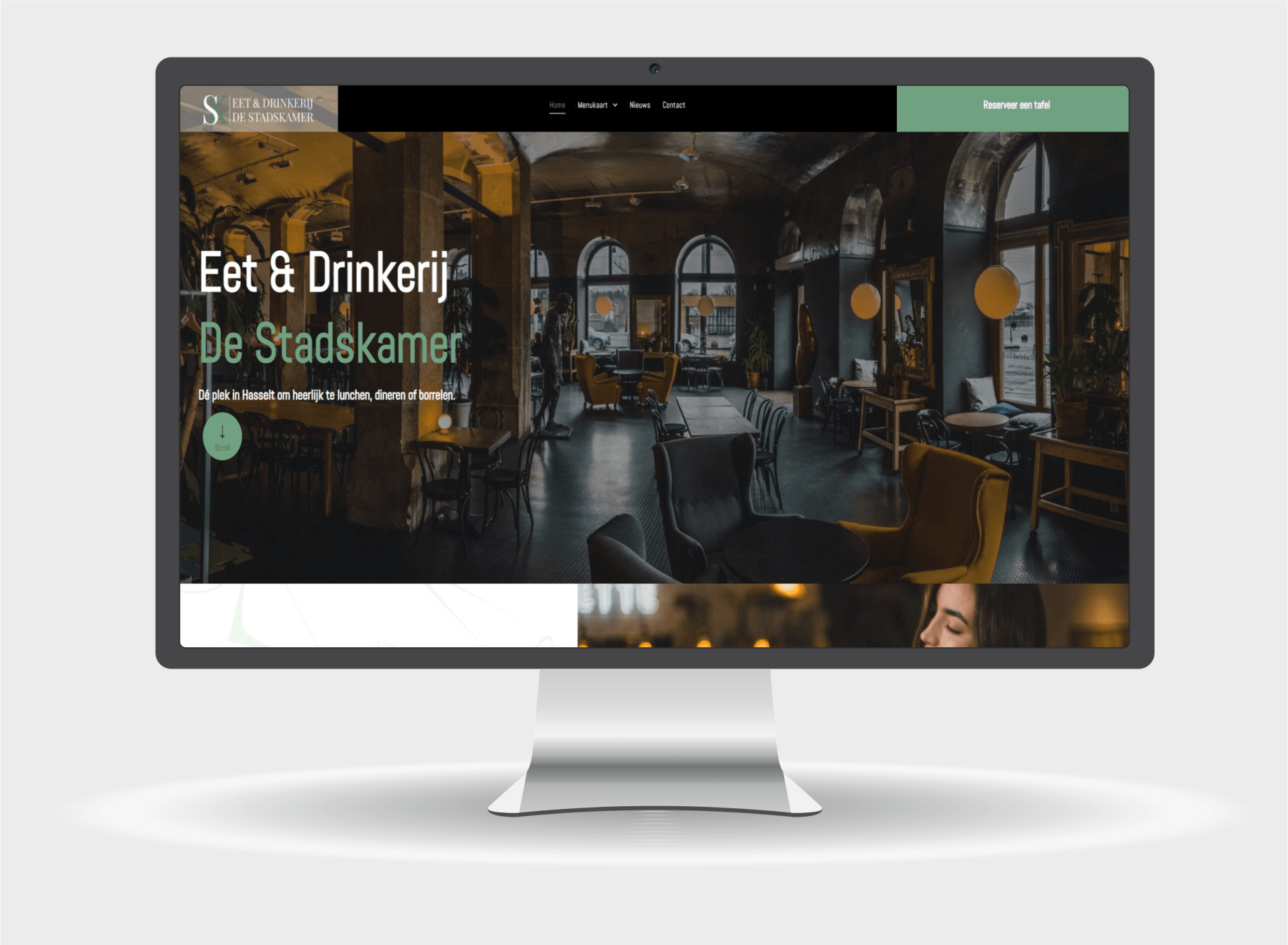 Een computermonitor geeft een restaurantwebsite weer.