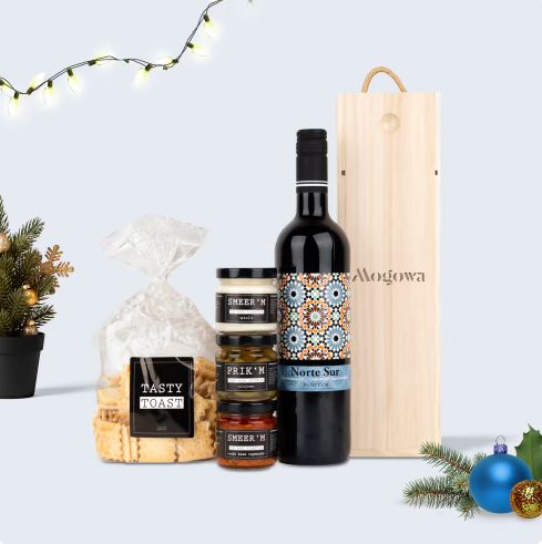Een fles wijn staat naast een houten kist.