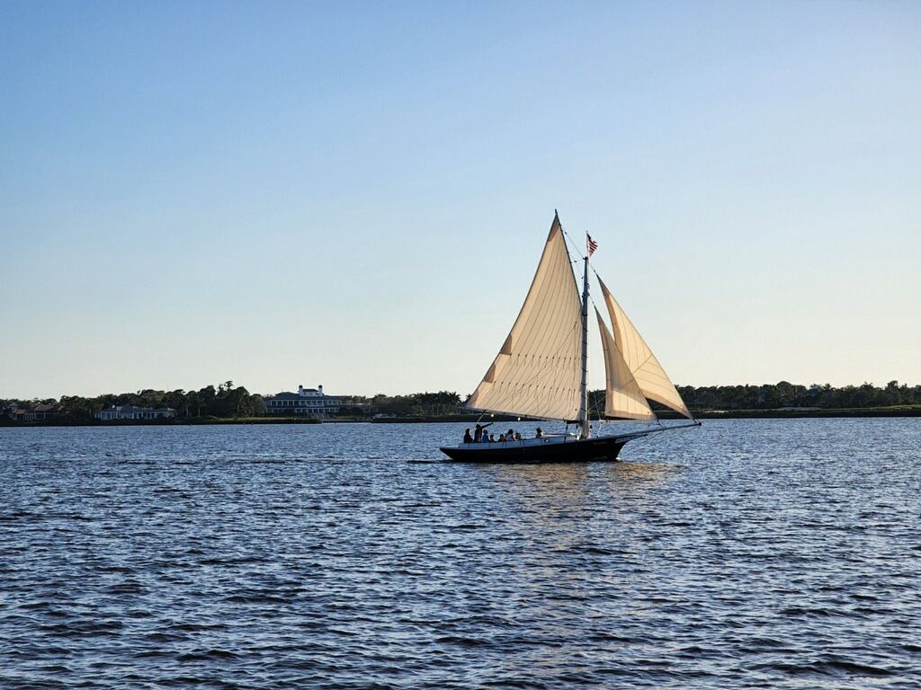 Resolute Friendship Sloop sails in the Estuart